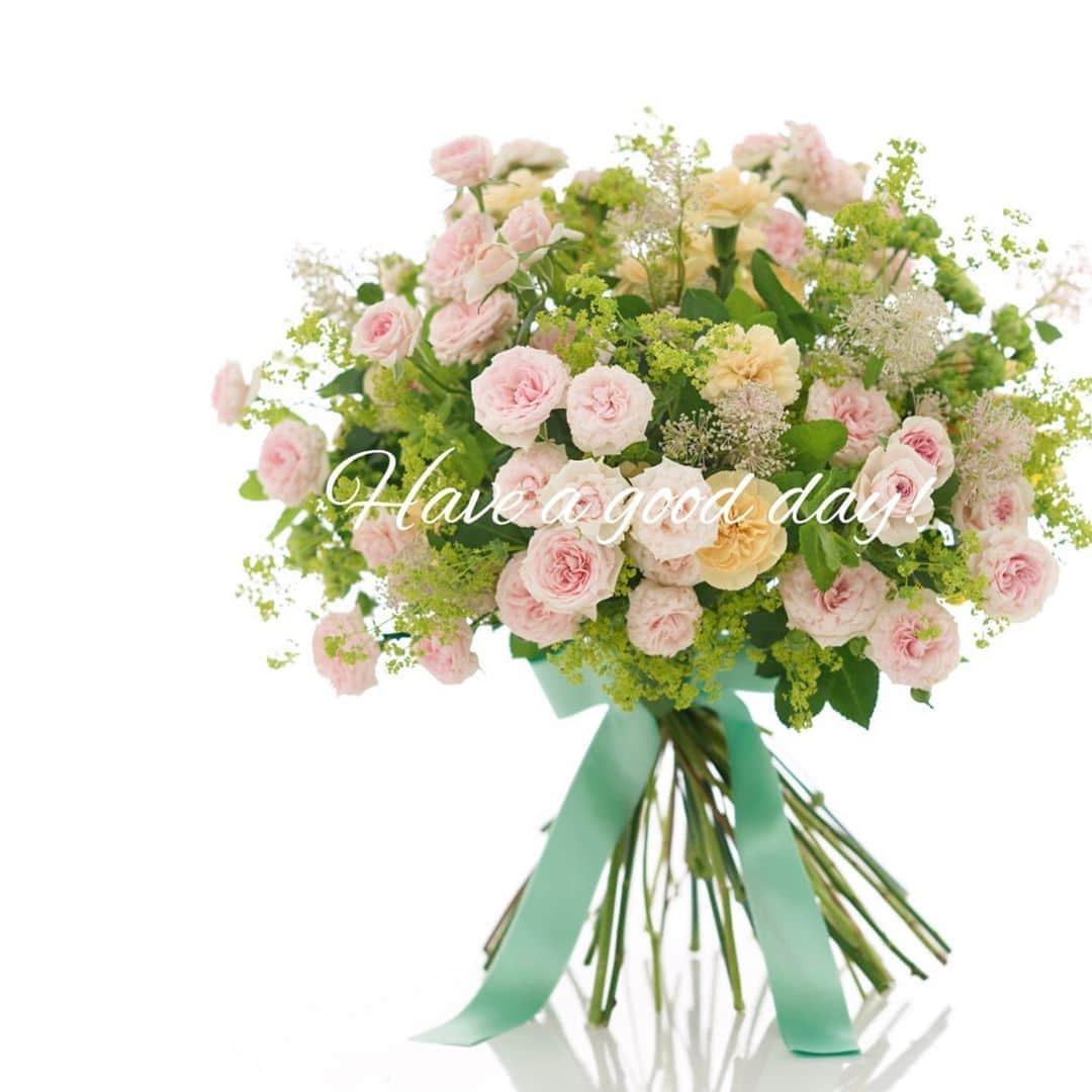 のインスタグラム：「おはようございます。﻿ ﻿ 毎週月・水・金曜はなんの日？﻿ ﻿ 答えは、お花屋さんの花の仕入れ日。﻿ ﻿ お花屋さんによっては、そのうち2日だけ仕入れるお店もありますが、月・水・金に行けば、市場で仕入れたばかりのお花が入手できます。﻿ ﻿ 東京・広尾のローズギャラリーさんで先行販売中のバラ「花時間」ちゃんも、ピンピンいきのよい花が届いているはず。﻿ ﻿ いま、水あげ中かな？﻿ ﻿ 年明けから、全国へ旅立つバラ「花時間」は、やさしい草花ととても似合うバラです。﻿ ﻿ バラの生産者さま。花時間というバラを育ててください。﻿ ﻿ そして、このバラが全国の花屋さんへ旅立ち、誰もがやさしい時間を楽しめるように、と切に思います。﻿ ﻿ ローズギャラリーさんでの先行販売は、﻿ ﻿ 11月30日まで。﻿ ﻿ 会いに行って、「こんにちは！花時間ちゃん」してみて。﻿  発売中の「花時間」秋冬号でもご紹介しています。  それにしても…花屋さんで「花時間ください」なんて、声を聞いたらと思っただけで、ソワソワ（笑） ﻿ では、本日も元気smile😊😊😊で頑張りましょう！ byピーターパン  花 @武田桃子（ローズギャラリー） 写真 @shigekikuribayashi   ﻿ #flowers #flowerslovers #flowerstagram #flowerarrangement  #花時間 #花時間2020 #花好き #花藝 #花好きな人と繋がりたい #花が好きな人と繋がりたい #花のある生活 #花のある暮らし #花を飾る #花を飾る生活  #バラが好き #ピンクの花が好き #ピンクのバラ #バラのある暮らし #ローズギャラリー #ビタミンf  #花屋さんへ行こう  ﻿ ﻿ ﻿ ﻿ ﻿ ﻿」