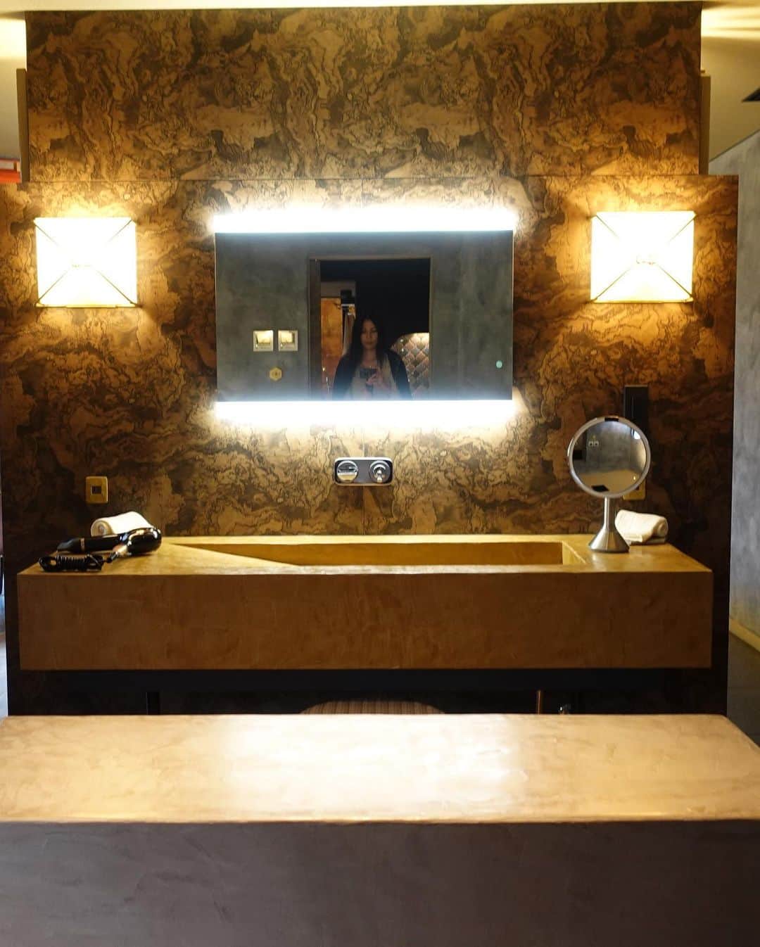 浅井香葉子さんのインスタグラム写真 - (浅井香葉子Instagram)「ウェルカムドリンクが オーパスワン😍  滞在中の随所に テンション上がる宿は  大分県湯布院にある ラグジュアリーヴィラzakuro @zakuro.inc   客室は全て離れの 露天風呂付き✨  お部屋の壁・床・タイルなどの 内装や インテリアのひとつひとつが 色・素材・形など とても拘っていて  キラキラな豪華さとは異なる 本質の豊かさを感じさせる 宿でした  旅に連れ出してくれた @ki_minamin ちゃんは 一級建築士ゆえ 「うーむ！！凄い！！」 と唸りながら部屋を見ていたよ👀  次はお食事をレポしますね♡  〜美しさの種は自分の中に在る〜 全ては自分と向き合うことから  ____________________★_____________________ 「在り方・歩き方・美しい所作」で あなたの存在そのものを輝きにする MUSEL Walking & Life  👠レッスンのご依頼は @asaikayoko プロフィールURLから  _________________________________________  #湯布院 #由布院 #オーパスワン #湯布院温泉 #ラグジュアリーホテル #大人旅 #大人旅_厳選の宿 #tabijo #旅好きな人と繋がりたい #ワイン」10月14日 10時03分 - asaikayoko