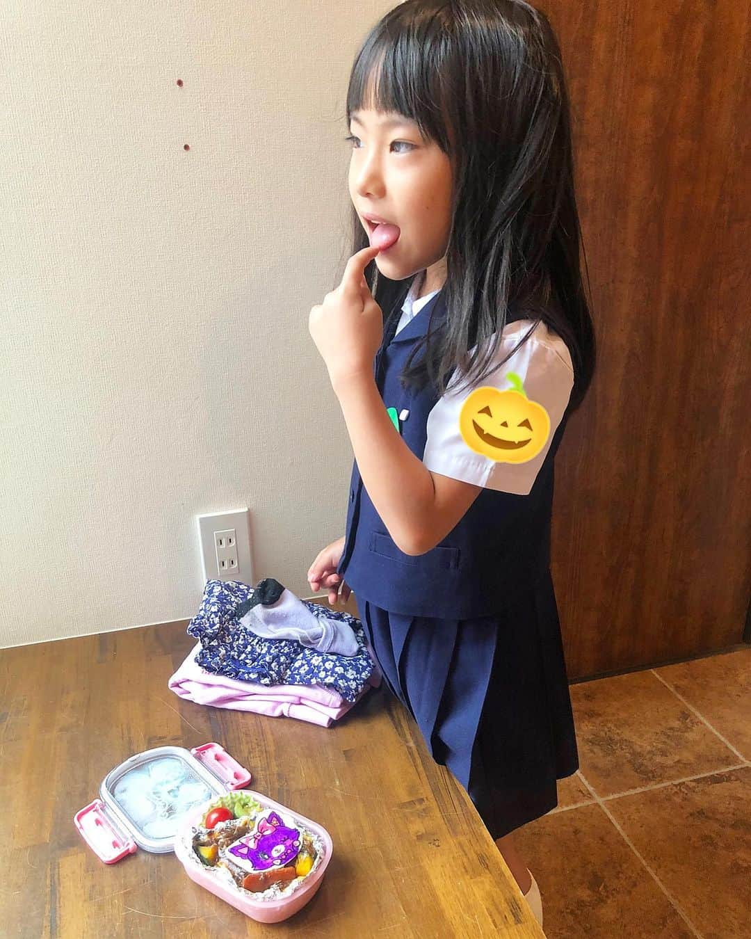 みきママさんのインスタグラム写真 - (みきママInstagram)「【ミュークルドリーミー弁当です！！】﻿ ﻿ ﻿ ﻿ ﻿ 杏ちゃん「ミルクルドリームがいい‼️」ってさ。ミュークルドリーミーね、かしこまり〜😁﻿ ﻿ ﻿  ﻿ ﻿ 昨日の夜ご飯はビーフシチューがけオムライスだったので、お弁当はビーフシチューがけオムチーズドリアにしよう😄😄😄チーズをのせて焼きました⭐️﻿ ﻿ ﻿ ﻿ ﻿ ﻿ 杏ちゃんいかがですか❓﻿ ﻿ ﻿ ﻿ ﻿ ﻿ 杏ちゃん「味はね昨日と同じだからバッチリ。」ってさ。﻿ ﻿ ﻿ ﻿ ﻿ ﻿ 味見すな😳😳😳  ﻿ ﻿ #みきママ　#グラタン #キャラ弁　#弁当　#ミュークルドリーミー #ビーフシチュー  #アレンジ」10月14日 10時03分 - mikimama_official