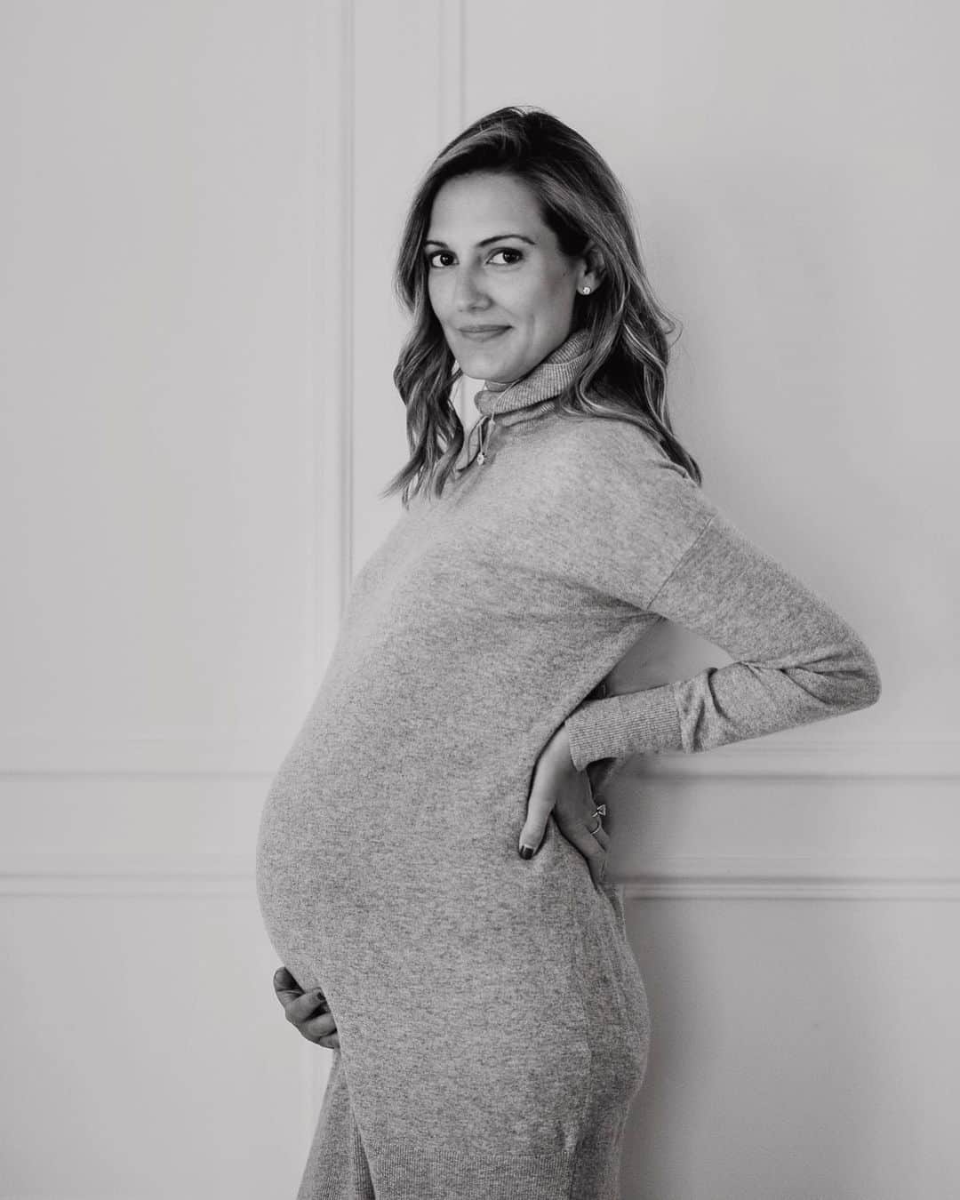 Anna Jane Wisniewskiのインスタグラム：「Having a baby is a momentous occasion.  New life changes YOUR life in ways that you can't even imagine.  That being said, the new baby is the gift--it's what you've longed for months on end.  But there's nothing wrong with a little gift to yourself to celebrate even more...  Ah, the push present.  I did a little reading and was surprised to learn that the origins of the push present date back hundreds of years to India.  A new mother is showered with baubles and gifts (as opposed to a baby shower where you receive gifts for the baby) and she is required to rest and not do chores--this period lasts 40 days.  So while we now associate push presents with a fancy gift new moms receive, it's just a fun tradition to celebrate the hard work we put on our bodies for carrying the new sweet baby.  Because of my tendency to gravitate towards minimalistic jewelry that I'll wear forever, I think @heartsonfireco diamonds would make a great push present.  From dainty necklaces to a classic tennis bracelet, you can't go wrong (like I said before, I want these diamond studs I'm wearing). Why @heartsonfire? Because they're diamonds that stand the test of time: not only are they conflict-free but they're cut and polished at 100X magnification - 10 times the industry standard, making them the sparkliest around.  Something you'll want to keep forever and eventually pass down (that's my plan, anyway!).   Get 10% off your first diamonds purchase from @heartsonfireco website until 12/31 with code ANNA10. #partner 📸 @ironandhoney」