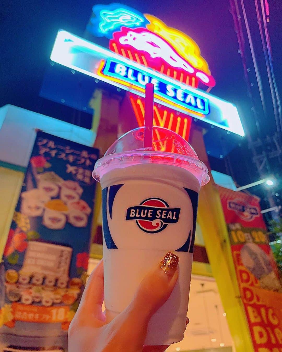 百合華さんのインスタグラム写真 - (百合華Instagram)「I love the blue seal that I eat every day when I come to Okinawa 🍨💕✨  #japan #日本 #okinawa  #沖縄 #blueseal  #ブルーシール #icecream  #アイスクリーム  #シェイク #クレープ #everyday  #毎日 #eat #食べる #iloveyou  #愛している」10月14日 10時09分 - yurika.lovelily