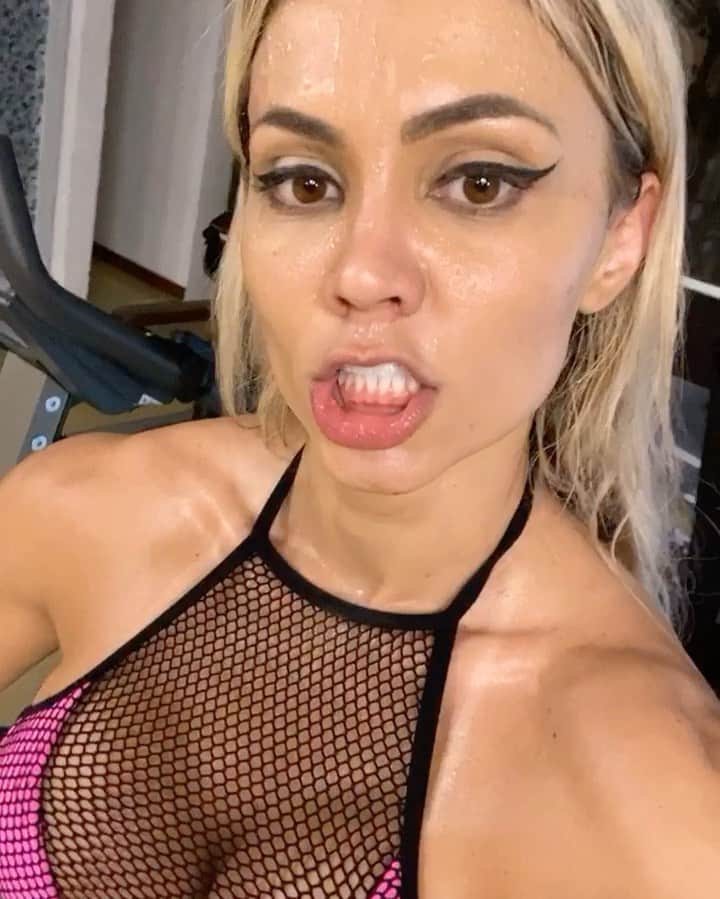 のインスタグラム：「Aquele momento em que vc se sente realizada... E é descabelada, suada e suja que me realizo... aqui eu dou o melhor de mim todos os dias ... #SOTEMBRABA BARBIE MONSTRO」