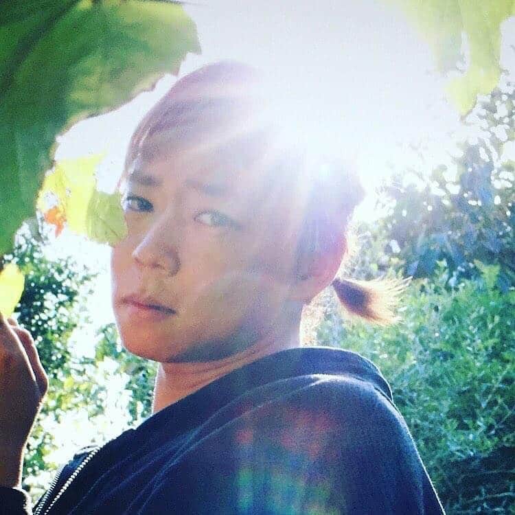 のインスタグラム：「おはようございます。  貴方は元気ですか？私も元気です。  お客様のトリートメントし過ぎて 手や指が大変な事になっていて身体はボロボロです。でもそれはとても幸せな事なのです 今から大阪サロンにて2日間ガッツリ施術です！この二日の間に素晴らしいトリートメントの先生に出会えたら嬉しいです。僕を死ぬ程癒せる位自信がある方ＤＭ待ってます。  #tanoticsalon心斎橋#楽しんご#大阪拠点」