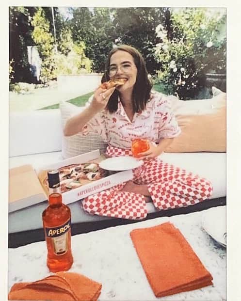 ゾーイ・ドゥイッチのインスタグラム：「pres of spritz fan club here to announce its apparently national pizza month. great news because i have in fact had pizza and @aperolusa every day for the last 8 months. so. i’m um. glad it’s. finally what i’m supposed to be doing? #aperollovespizza #andsodoeszoey」
