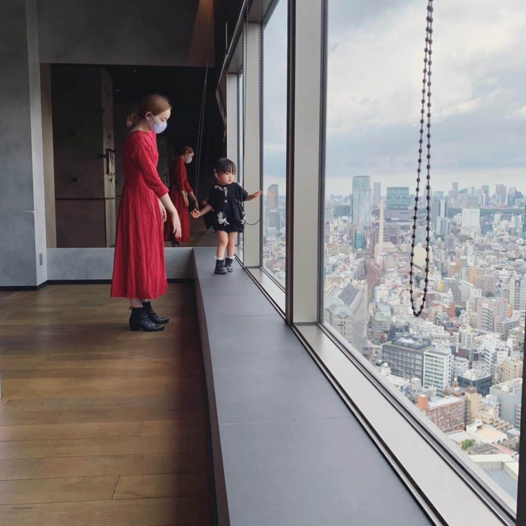 のインスタグラム：「可愛い可愛いお友達に久しぶりに会えて﻿ もう胸がほろほろに溶けそう、、いや溶けた。﻿ 言動すべてが愛おしい👧🏻👧🏻🎶﻿ ﻿ そして偶然にもお互い赤い洋服🤭❤️﻿ ハルカリってこういうとこあるんですよねー。﻿ 会った瞬間の苦笑い、な😏😏﻿ ﻿ 楽しい＆癒しの時間をありがとう！ またシールや絵本で遊ぼうね。」