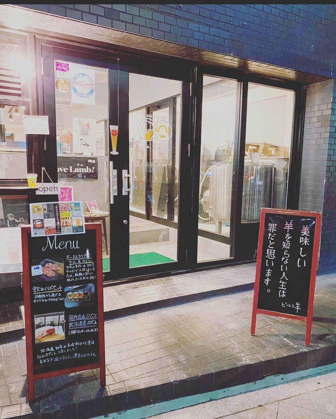 星野光正さんのインスタグラム写真 - (星野光正Instagram)「長文ですが必ず最後までお読み下さい！ 最後に皆様にお得な情報があります♪ あまり御願いした事ないのでですがシェアもして頂いたら嬉しいです♪m(_ _)m  先日スポンサードして頂いているテンフィールズファクトリー（以後10ffと略させて頂きます）様が出店された『ビールと羊』に行って参りました！  僕自身行くのも初めてで、こだわっているとだけ聞いていていたのでどういったところをとワクワクしながらお店に向かいました♪  先ずはコース料理だったのでオードブル♪ 羊肉の酢締めにしたものと、羊肉のテリーヌ、10ff産椎茸のマリネの3種盛り♪  小盛り3種ですがこれだけで余裕でビール一杯いけてしまいましたw（二杯いってたようなw） 特に羊肉の酢締めがオススメ！ これに付けて食べる醤油もちゃんと選んだもの、そこまでのこだわりだけでこの後続く料理が楽しみに♪  和歌山から仕入れた備長炭で炭火焼ジンギスカン   しかもそのジンギスカンは前でスタッフが1枚1枚産地や部位の説明をしながら炭火で焼いてくれて、なかなか食べなれない羊肉をちゃんと楽しむことができるというシステム。 もちろん焼き野菜も説明付き♪  そしてダーツ大会でも御馴染みのオリジナルビール！大阪ビールは８種類！  8種すべてビール酵母無濾過のクラフトビールを樽生で飲めて、しかもビール酵母無濾過のビールは栄養価が高く、お腹にも優しいとの事。 （ビールに栄養価を求めた事が無いのでそこもビックリ！） お店に入った時に先ず目を引いたのがここ、店内に醸造施設が併設していて、現在準備中らしいのですが今後こちらでビールを作っていくらしいです！  当然のごとく、この肉にはこのビールがとも教えてくれます♪  今回は店長が直々に対応してくれはりました、そこで意地悪な質問を。  星野「今日は店長が対応してくれたから、全ての質問に答えてくれたけど別のスタッフだとこうはいかんのちゃう？」  店長「大丈夫です！スタッフ全員にしっかり勉強してもらってるんで！」とハッキリ！  これはどこの部位？ この羊、どの時期に精肉されたもの？ 等々、楽しく話しながら、そうなんや！と勉強しながら食べた晩餐は元調理師の俺からしたらそれはもう楽しい時間でした♪  それが全てのスタッフが出来ると言うんやから次来る時も楽しみになる♪  ビールに対して、羊に対して、知らない事もいっぱい教えて貰い凄く勉強されてて凄く熱意を持ったお店だなと素直に思いました！  そして何より出されたもの全てが美味かった！ これに限る！  羊尽くしでした♪  と、ここで終わると折角星野と繋がりがあるお店の意味が！ なのでこの記事を観てお得にならないと、と思い御無理を御願いして参りました！  星野のインスタ・フェイスブック観たよと言って頂けた全ての方に（言ってくれないとダメよん♡）『クラフトビール4種飲み比べ（1500円相当）』をプレゼントしてくれるそうです！  単純計算4人グループで行くと6000円お得♪ これはかなり凄いこと了承して貰ったなと思います。 言ってみるもんだw  関西在住の方はもちろん、ダーツ旅行の際・10ff主催のダーツ大会出場の際等是非食べに行ってみて欲しいです！  詳しくはこちら！↓↓ http://beer-lamb.com/  #プロダーツプレイヤー #ダーツインストラクター #ダーツ #エスダーツ #エスダーツオフィシャルプレイヤー #targetsportsjapan #星野光正 #星野飯 #三児のパパ #アラフォーパパ #料理好き #ビールと羊  #テンフィールズファクトリー  #ジンギスカン がハイクラスに #羊肉  #しめもおいしかった」10月14日 10時42分 - pyro618