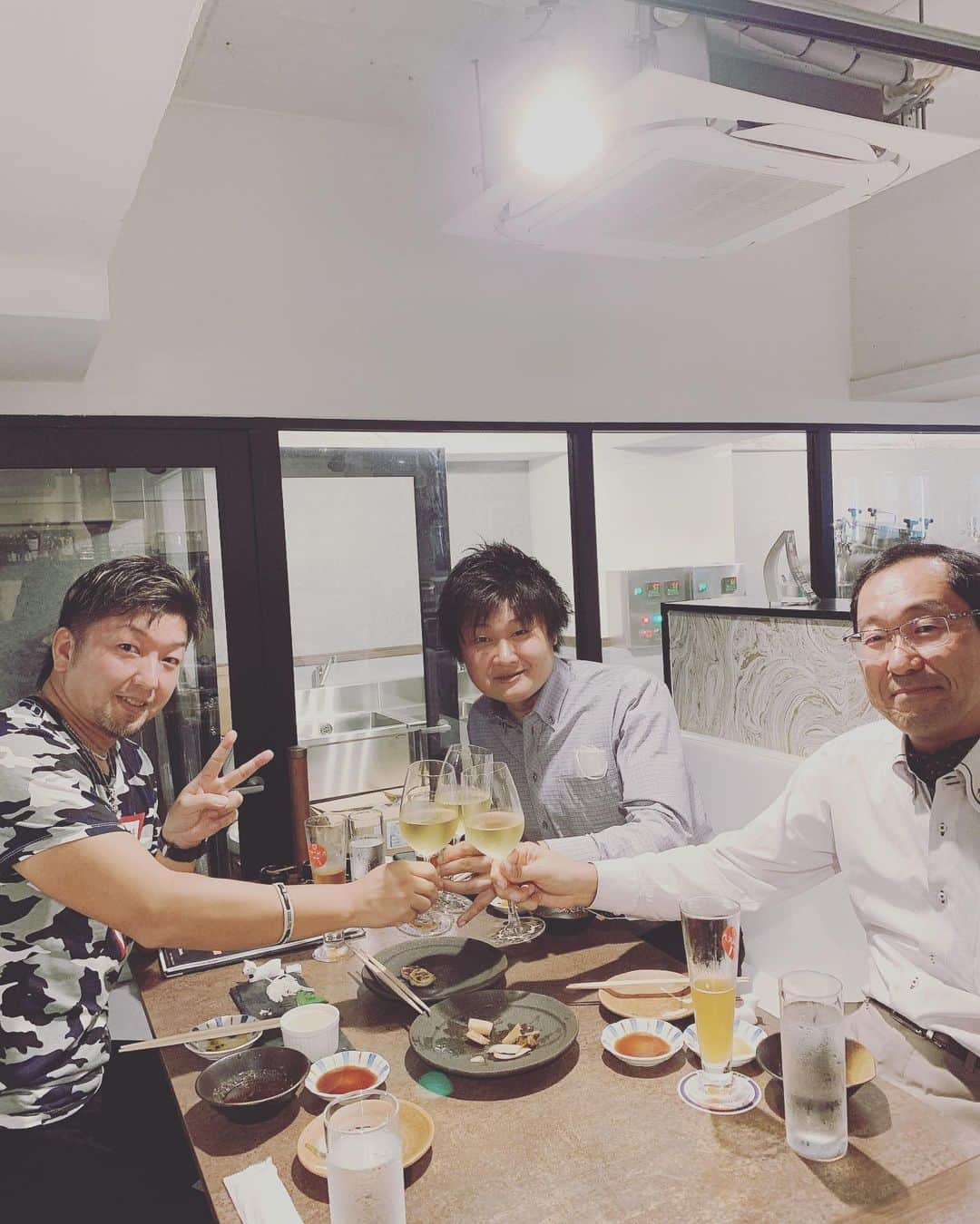 星野光正さんのインスタグラム写真 - (星野光正Instagram)「長文ですが必ず最後までお読み下さい！ 最後に皆様にお得な情報があります♪ あまり御願いした事ないのでですがシェアもして頂いたら嬉しいです♪m(_ _)m  先日スポンサードして頂いているテンフィールズファクトリー（以後10ffと略させて頂きます）様が出店された『ビールと羊』に行って参りました！  僕自身行くのも初めてで、こだわっているとだけ聞いていていたのでどういったところをとワクワクしながらお店に向かいました♪  先ずはコース料理だったのでオードブル♪ 羊肉の酢締めにしたものと、羊肉のテリーヌ、10ff産椎茸のマリネの3種盛り♪  小盛り3種ですがこれだけで余裕でビール一杯いけてしまいましたw（二杯いってたようなw） 特に羊肉の酢締めがオススメ！ これに付けて食べる醤油もちゃんと選んだもの、そこまでのこだわりだけでこの後続く料理が楽しみに♪  和歌山から仕入れた備長炭で炭火焼ジンギスカン   しかもそのジンギスカンは前でスタッフが1枚1枚産地や部位の説明をしながら炭火で焼いてくれて、なかなか食べなれない羊肉をちゃんと楽しむことができるというシステム。 もちろん焼き野菜も説明付き♪  そしてダーツ大会でも御馴染みのオリジナルビール！大阪ビールは８種類！  8種すべてビール酵母無濾過のクラフトビールを樽生で飲めて、しかもビール酵母無濾過のビールは栄養価が高く、お腹にも優しいとの事。 （ビールに栄養価を求めた事が無いのでそこもビックリ！） お店に入った時に先ず目を引いたのがここ、店内に醸造施設が併設していて、現在準備中らしいのですが今後こちらでビールを作っていくらしいです！  当然のごとく、この肉にはこのビールがとも教えてくれます♪  今回は店長が直々に対応してくれはりました、そこで意地悪な質問を。  星野「今日は店長が対応してくれたから、全ての質問に答えてくれたけど別のスタッフだとこうはいかんのちゃう？」  店長「大丈夫です！スタッフ全員にしっかり勉強してもらってるんで！」とハッキリ！  これはどこの部位？ この羊、どの時期に精肉されたもの？ 等々、楽しく話しながら、そうなんや！と勉強しながら食べた晩餐は元調理師の俺からしたらそれはもう楽しい時間でした♪  それが全てのスタッフが出来ると言うんやから次来る時も楽しみになる♪  ビールに対して、羊に対して、知らない事もいっぱい教えて貰い凄く勉強されてて凄く熱意を持ったお店だなと素直に思いました！  そして何より出されたもの全てが美味かった！ これに限る！  羊尽くしでした♪  と、ここで終わると折角星野と繋がりがあるお店の意味が！ なのでこの記事を観てお得にならないと、と思い御無理を御願いして参りました！  星野のインスタ・フェイスブック観たよと言って頂けた全ての方に（言ってくれないとダメよん♡）『クラフトビール4種飲み比べ（1500円相当）』をプレゼントしてくれるそうです！  単純計算4人グループで行くと6000円お得♪ これはかなり凄いこと了承して貰ったなと思います。 言ってみるもんだw  関西在住の方はもちろん、ダーツ旅行の際・10ff主催のダーツ大会出場の際等是非食べに行ってみて欲しいです！  詳しくはこちら！↓↓ http://beer-lamb.com/  #プロダーツプレイヤー #ダーツインストラクター #ダーツ #エスダーツ #エスダーツオフィシャルプレイヤー #targetsportsjapan #星野光正 #星野飯 #三児のパパ #アラフォーパパ #料理好き #ビールと羊  #テンフィールズファクトリー  #ジンギスカン がハイクラスに #羊肉  #しめもおいしかった」10月14日 10時42分 - pyro618