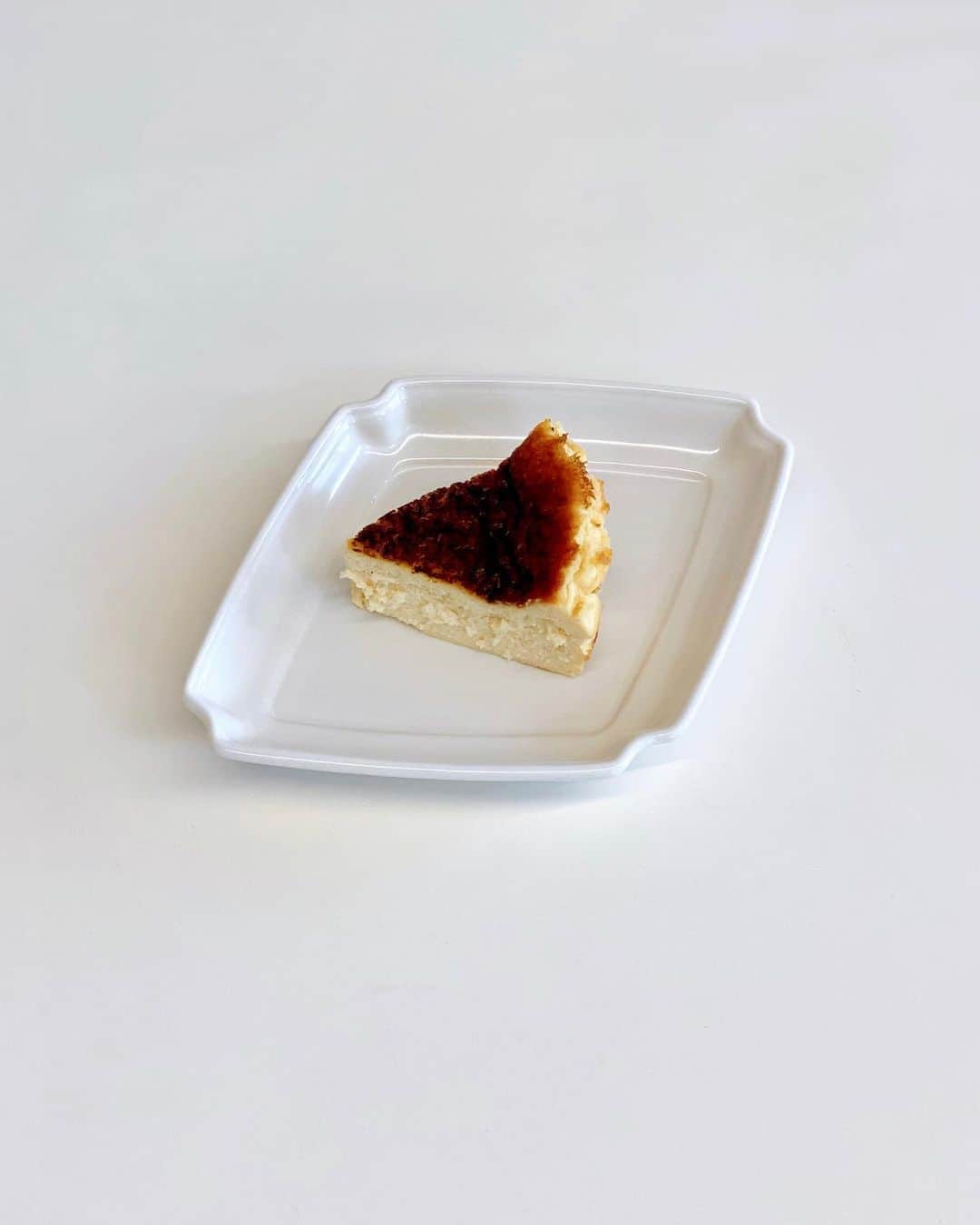 秋山具義さんのインスタグラム写真 - (秋山具義Instagram)「「慎太郎ごのみ 器展」でバスクチーズケーキ用に購入した有田『今村製陶』の「JICON 磁今」のお皿が届いた。シンプルで美しい。﻿ バスクチーズケーキ作り10回目。今までで一番美味しくできたかも。﻿ ﻿ #今村製陶 #JICON #磁今 #モジャメガネ焼き菓子部」10月14日 10時36分 - gugitter