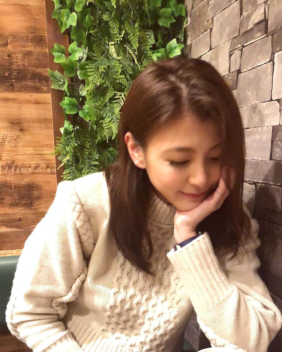 のインスタグラム：「昨日はお母さんとランチして 宝塚行ってきたよ〜💃🕺 宝塚、毎回本当に素敵すぎる🥺感動した〜🥺 . お母さんに写真お願いしたら全部ブレてた笑 諦めてあえてブレてるの載せとく笑 . #宝塚 #宝塚歌劇団 #感動 #黒燕尾最高  #楽しかった #はいからさんが通る  #活力もらった」
