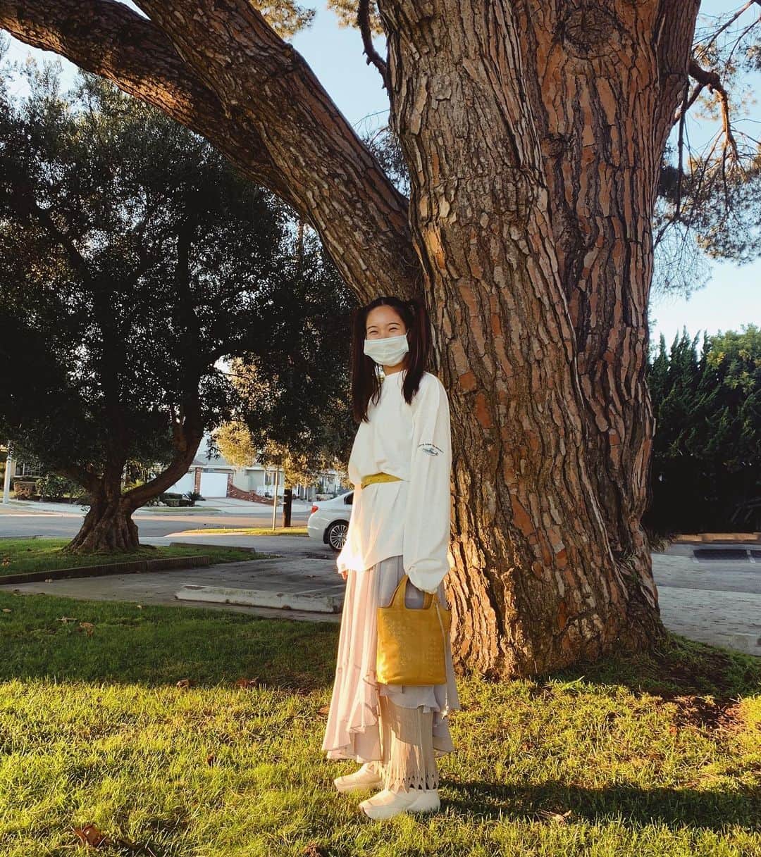 のインスタグラム：「Lil Harajuku girl ✨💛🧡  Vetements inside out long sleeves M $249 Issey Miyake maxi skirt 2 $109 Vivienne Westwood Bear Crystal Necklace $159 Gray skirt $29 Bottega Veneta mini tote $499 Stephanie Kelian slip ons Size 8 $109 Rohka belt $39  #skirtlayer #bottegaveneta #minitote #isseymiyake #japanesegirl #viviennewestwood #vetements #stephaniekelian #dior #rohka #cutieeee #sustainability #secondhand #sustainablefashion」