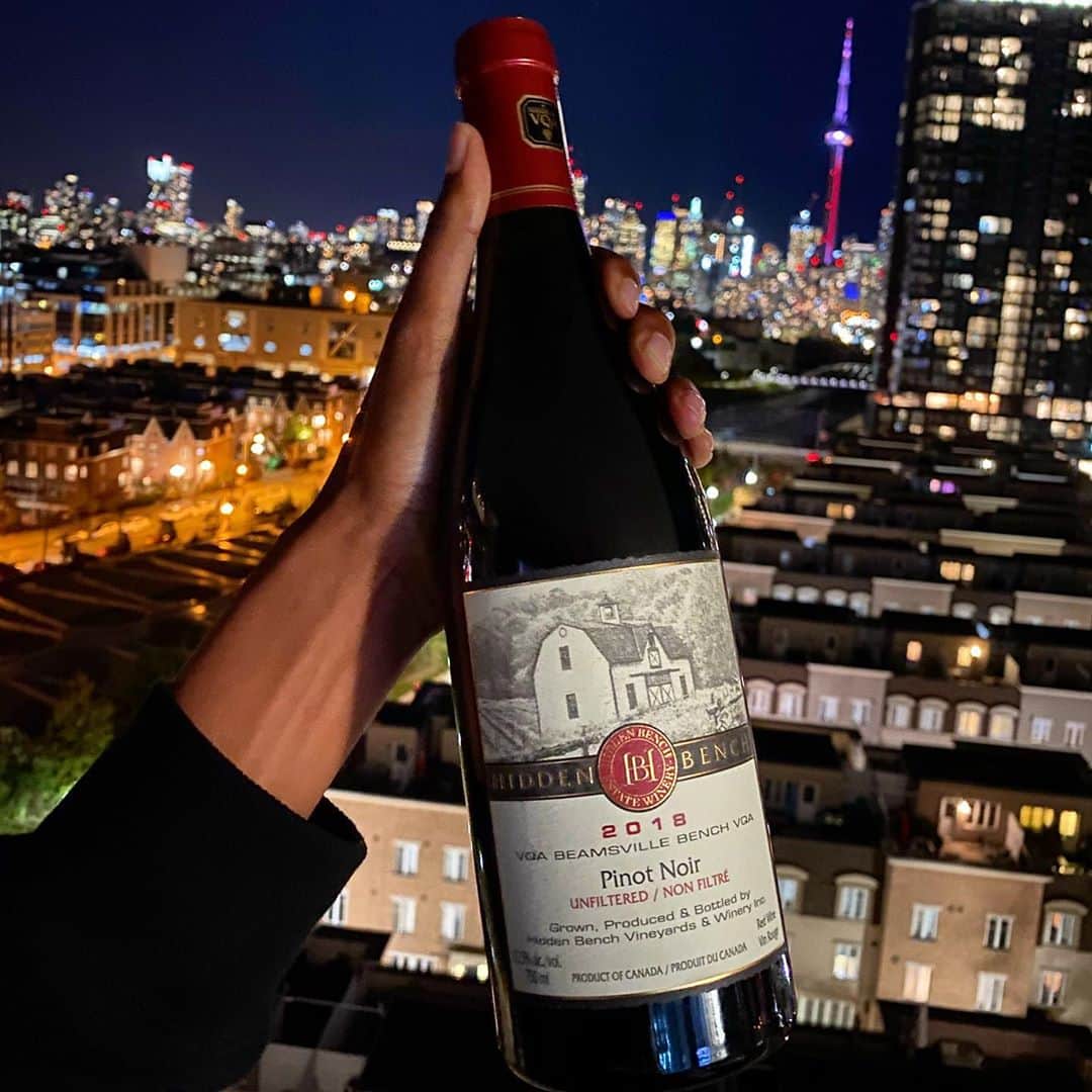グレースマハリーのインスタグラム：「Sooooo happy to finally try organic, SUSTAINABLE and DELICIOUS wine from 🇨🇦  This 100% Pinot Noir by @hiddenbench is delicate, elegant, and crunchy. You can taste the crisp air from Lake Ontario, silky tannins, and just-ripe red fruit character. My fav part = Unfiltered aka no bullsh*t (everyday shmood!) 🍇♥️🍷」