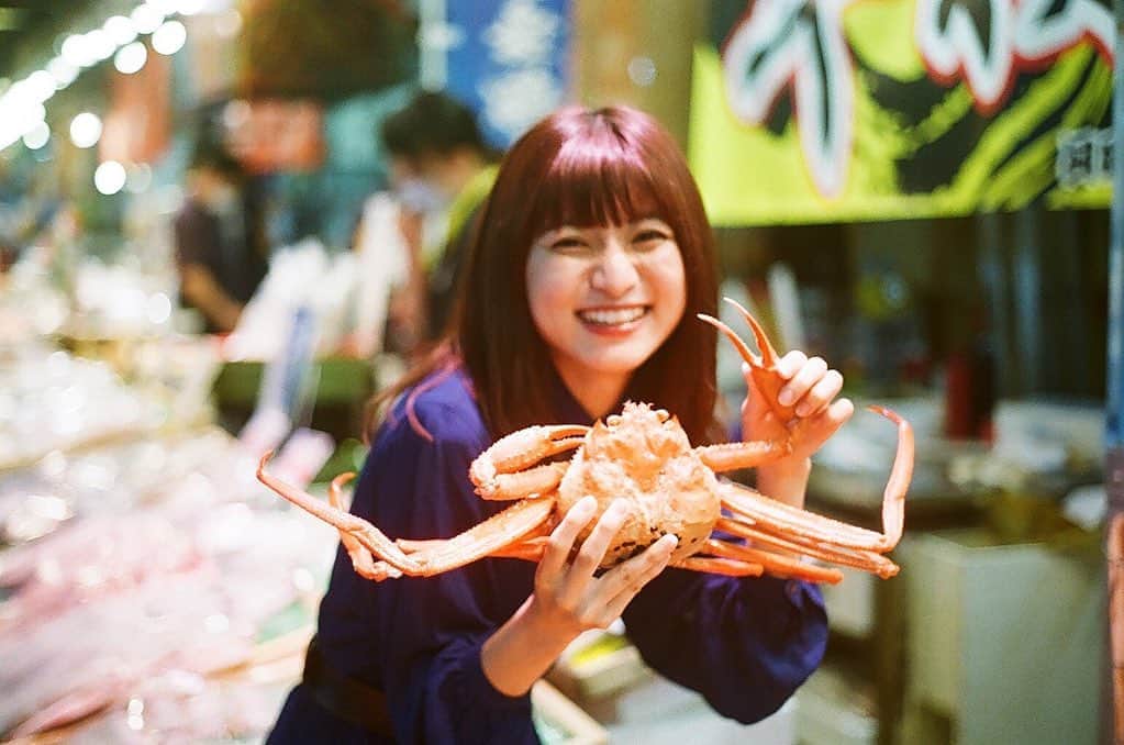 谷口萌衣子のインスタグラム：「嬉しくて笑顔が弾ける谷口です🦀  これはだいぶ美味しい部類の蟹や...って言いながら黙々と食べました 一尾3千円弱でこんな贅沢できるとは思ってなかったな、、、舞鶴最高、、  #ミスキャンパス立命館  #舞鶴とれとれセンター #市場 #京都」