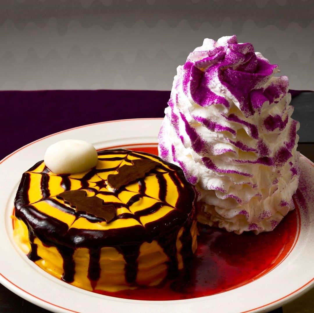 EGGS ’N THINGS JAPANのインスタグラム：「今年もハロウィンの季節がやってきました👻🎃 2020年10月16日（金）～10月31日（土）の期間限定で「 #ハロウィンパンケーキ 」とを販売いたします😲  テイクアウトも可能となっていますので、ご自宅やオフィスでもEggs 'n Thingsのお食事をお楽しみください😌🏠  =================  『 ハロウィンパンケーキ 』  ハロウィンならではのパンプキンクリームに カシスソースのスパイダー模様が可愛い限定パンケーキ。 ※テイクアウトではホイップクリームは付きません  販売価格：¥1,480(税別) テイクアウト価格：¥980(税別） 取扱い店舗：国内全店舗（テイクアウト利用可能）  =================  ☆各店舗のInstagram開設いたしました！☆ 店頭のQRコードを読み取るかInstagram内で検索してぜひフォローをお願いします😆  #エッグスンシングス #エッグスン #パンケーキ #パンケーキ巡り #カフェ巡り #スイーツ #カフェ部 #限定 #グルメ #東京グルメ #関西グルメ #ハロウィン #halloween #パンプキン #ハワイ好きな人と繋がりたい #eggsnthings #food #instacafe #cafe #foodstagram #pancake #sweets #instafood #aloha #hawaii #lunch #yummy」