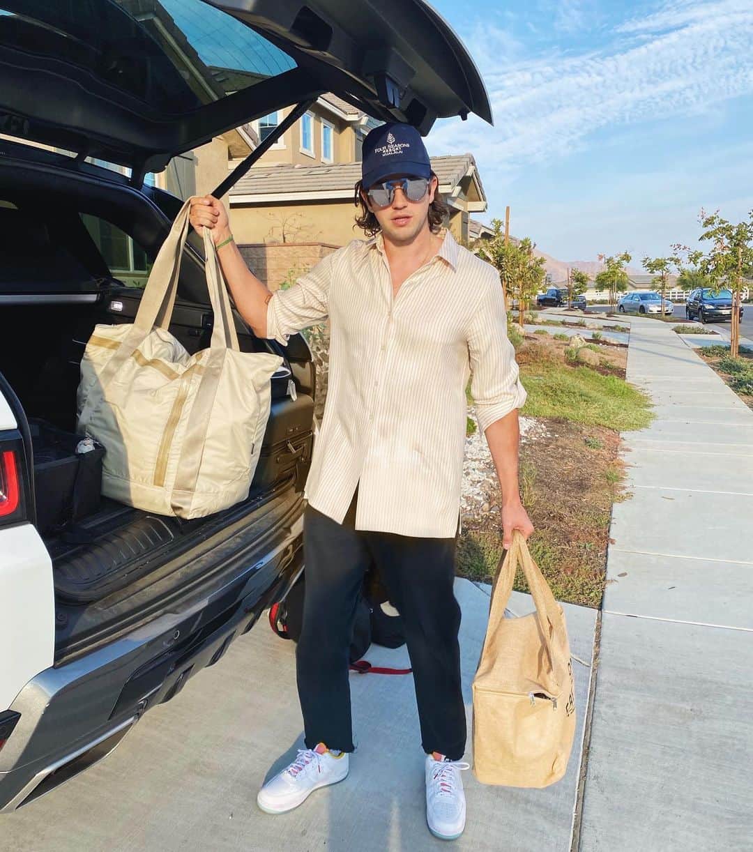 クリス・ギャルヤのインスタグラム：「bags full of ballots - VOTE ✅」