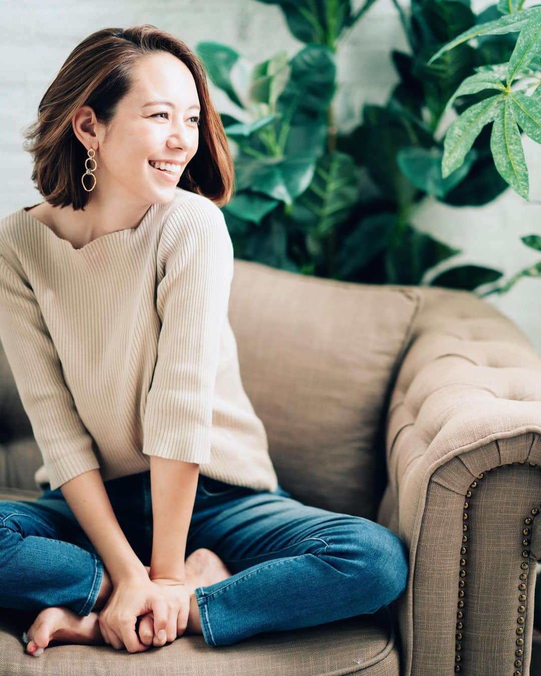 鮎河ナオミのインスタグラム：「お友達が手作りで作っているジュエリーブランド @un.jewelry_ のピアス🌟 ゴールドの３連に、シルバーのくるくるがポイント💫  基本シンプルな服が多いけど、写真でつけてるtrois_”トロワ”は存在感があって、シンプルな服も華やかになってお気に入り💛  一つ一つリングの仕上げが違うので、揺れたときの輝きがとっても綺麗✨ 軽くて着けやすいのも嬉しいー😊　 . . . . . #un.#jewelry #earings #ピアス #ピアスコーデ #お気に入り」