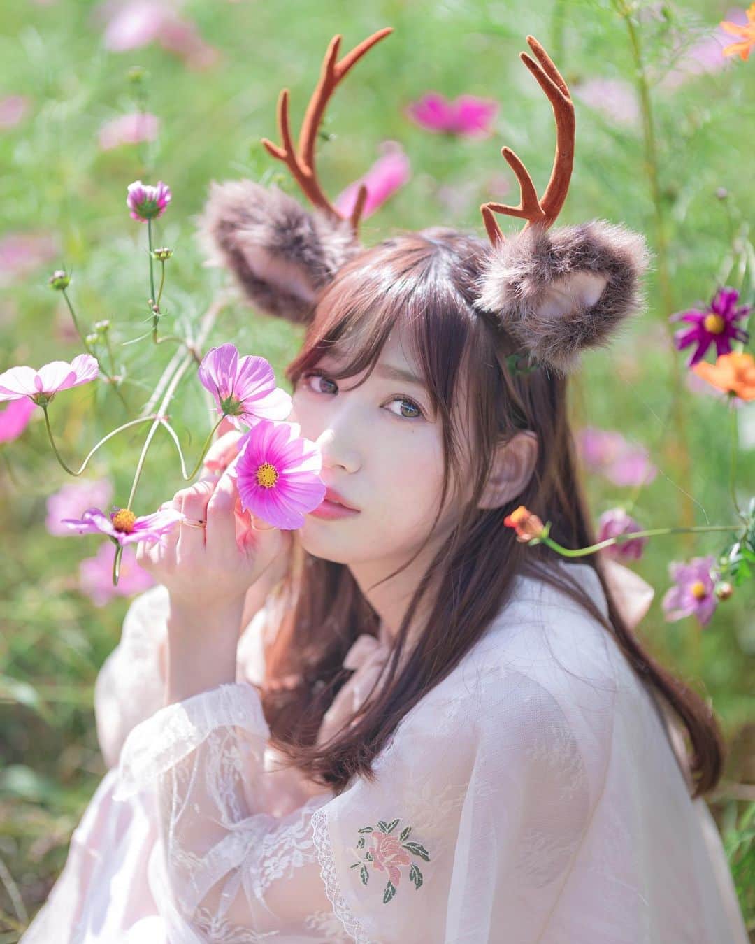 熊乃あいのインスタグラム：「コスモスと鹿ガール🌸  ． #けものん #けものんガール #コスモス #柳生の里  #奈良 #鹿カチューシャ #鹿」