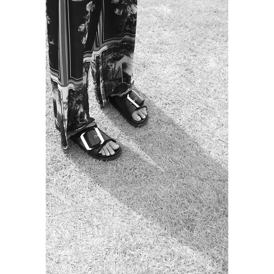 木南晴夏さんのインスタグラム写真 - (木南晴夏Instagram)「ファーのついたサンダルって いつ履けばいいか迷うよね。  ってことで、今でしょ。」10月14日 10時51分 - kinamitopan