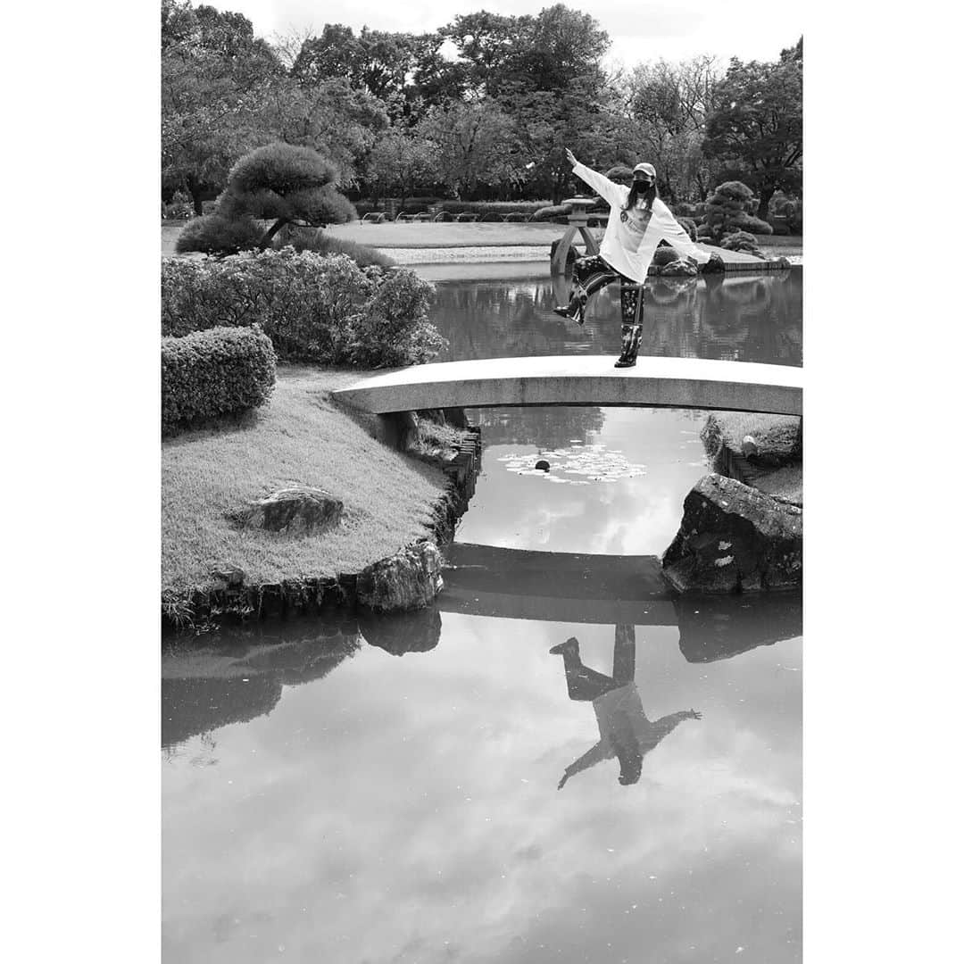 木南晴夏さんのインスタグラム写真 - (木南晴夏Instagram)「ファーのついたサンダルって いつ履けばいいか迷うよね。  ってことで、今でしょ。」10月14日 10時51分 - kinamitopan