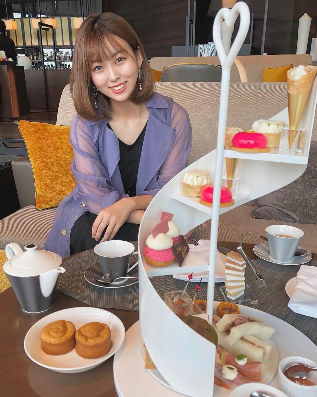 澤田桃佳のインスタグラム：「前にステキなアフターヌーンティーへ🤍🤍 お友達の誕生日に…💋 . . . . . . #cafe #アフターヌーンティー　#スイーツ　#tea #マカロン　#スコーン　#桃スイーツ #ピスタチオ　#お誕生日  #お誕生日会」