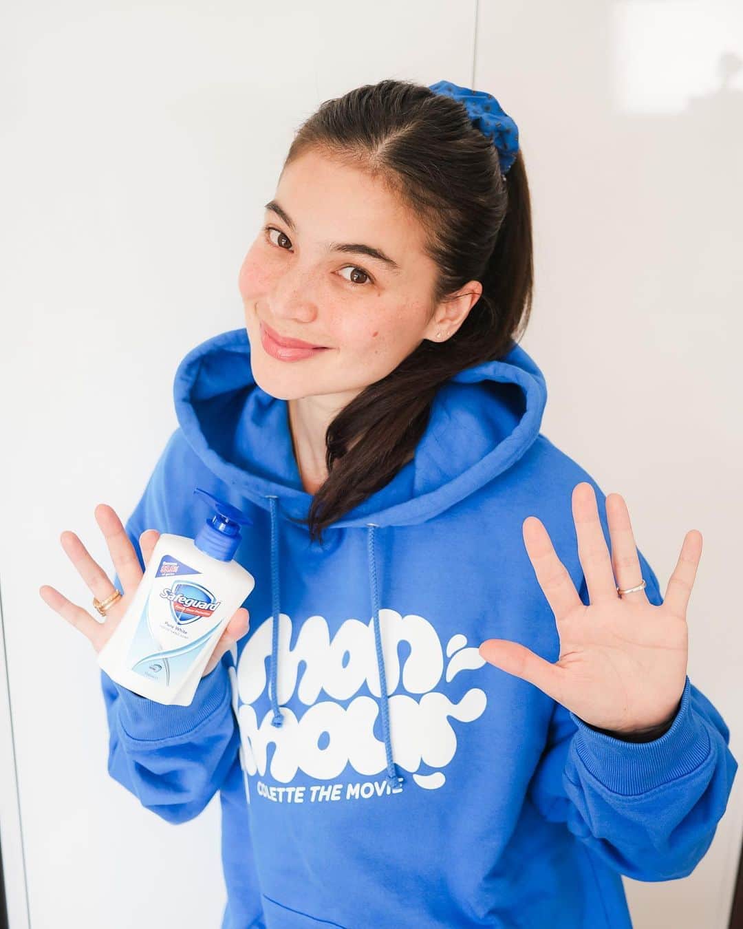 アン・カーティスのインスタグラム：「Good Morning 💙 Happy to be joining the @safeguard_philippines family for this kaya -  Let’s do this, Fred D’ Germ! Join us in this epic rap battle to end Fred D’ Germ once and for all! Mark your calendars and see you on October 15 at 7PM. #SafeWash Click RSVP now at https://bit.ly/RapRapansaGHD」
