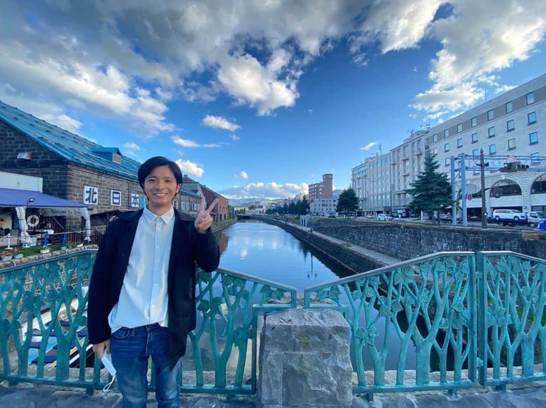札幌テレビ「どさんこワイド朝」さんのインスタグラム写真 - (札幌テレビ「どさんこワイド朝」Instagram)「小樽ぶらり旅😁  先週、小樽へ行ってきました！ 運河に映る青空がとっても綺麗でした！  さらに、ルタオでドゥーブルフロマージュを初めて食べ大満足の1日でした😊 . . #北海道 #小樽 #小樽運河 #ルタオ #ドゥーブルフロマージュ  #札幌テレビ #どさんこワイド朝 #気象予報士 #青山竜」10月14日 11時06分 - dosanko_asa