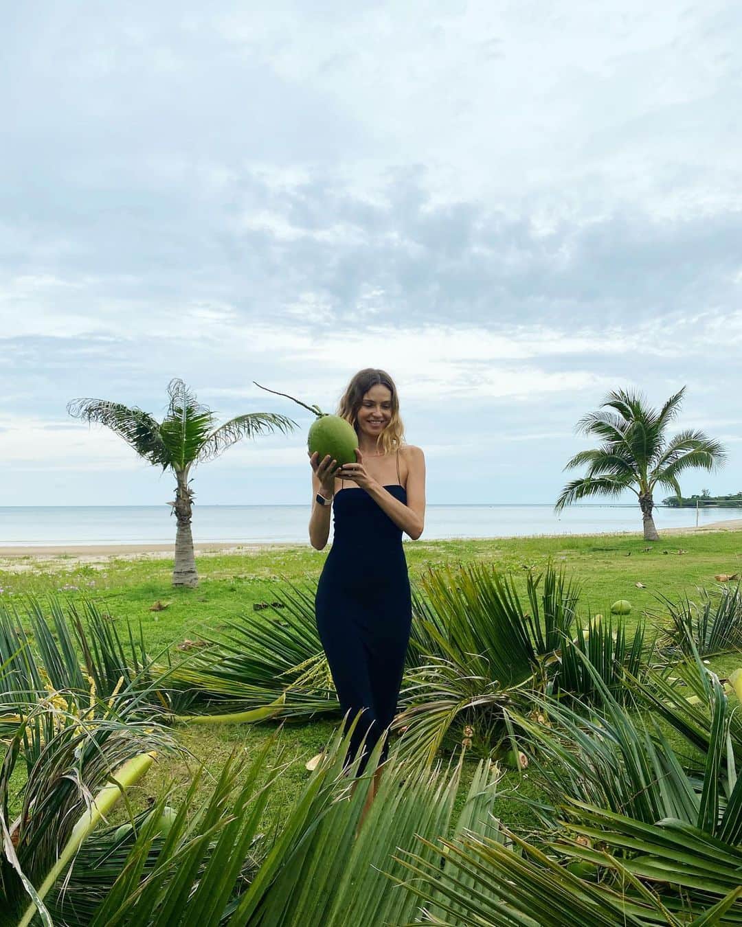 ヴァレンティナ・ゼリャヴァのインスタグラム：「Coconut harvest 🥥  #islandlife」