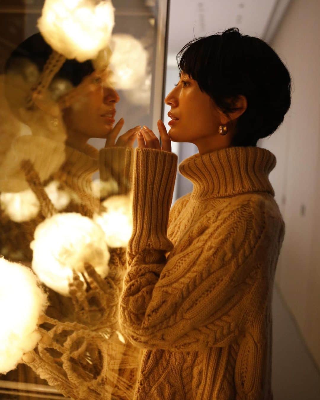 神山まりあさんのインスタグラム写真 - (神山まりあInstagram)「@loropianaofficial   新しくオープンした東京・銀座のロロ・ピアーナの旗艦店で開催される、デジタル・アート・インスタレーション『An Odyssey of Touch』を見に行きました。 ロロピアーナのセーターに腕を通すともう他のセーターが着られないといわれるように、もう極上の肌触り。 すべてがシックで素晴らしい質で色も絶妙。私はきっとおばあちゃんになっても @loropianaofficial に憧れ続けるのだと思います😌✨  ビジュアルアーティスト、Weirdcoreと坂本龍一氏コラボの作品は必見です！  10月16日(金)から25日(日)までにて一般公開です。  Artwork by @weirdcoretv Exhibition track by @skmtgram @loropianaofficial  #LoroPiana #LoroPianaGinza #Tokyo #Weirdcore #RyuichiSakamoto #Anodysseyoftouch」10月14日 11時09分 - mariakamiyama