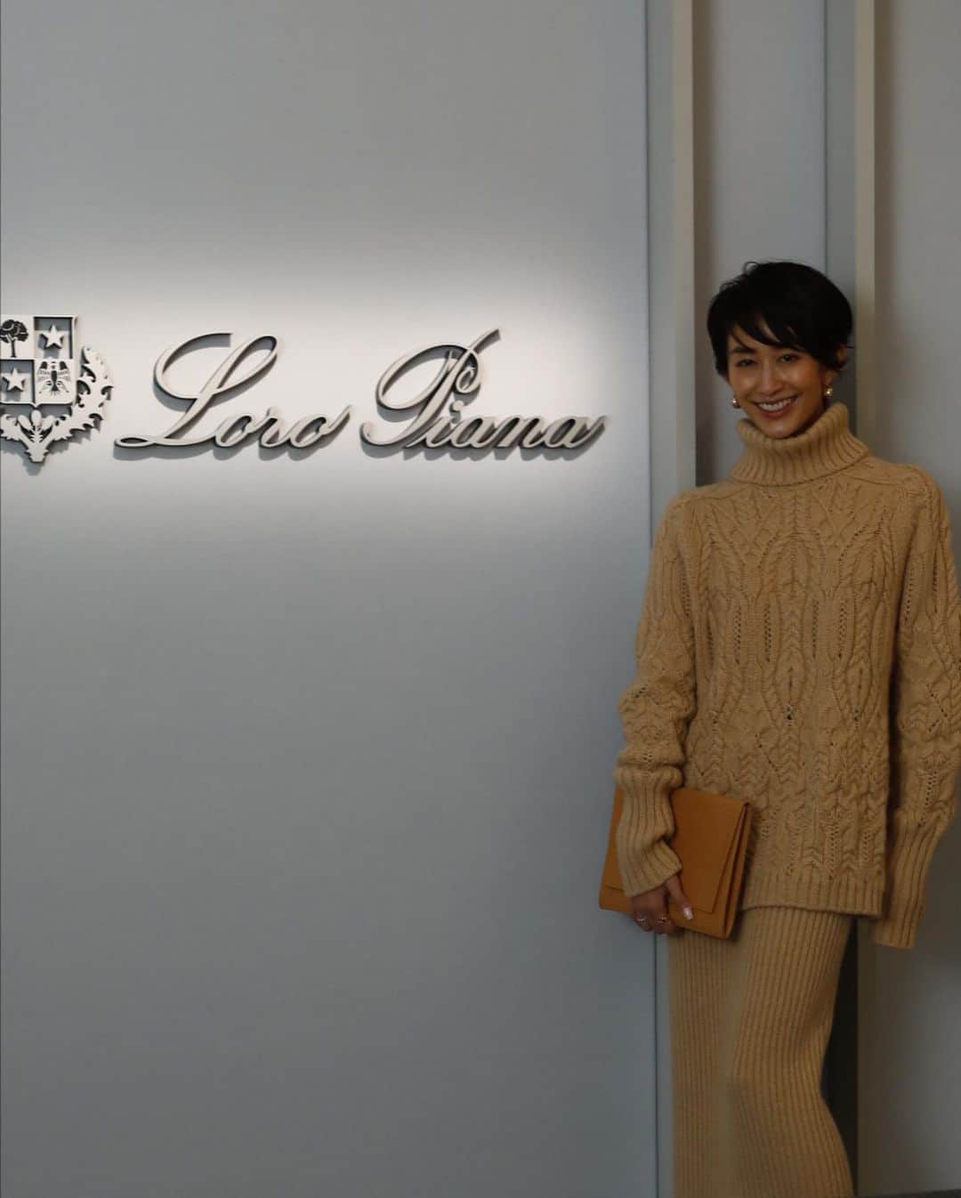 神山まりあさんのインスタグラム写真 - (神山まりあInstagram)「@loropianaofficial   新しくオープンした東京・銀座のロロ・ピアーナの旗艦店で開催される、デジタル・アート・インスタレーション『An Odyssey of Touch』を見に行きました。 ロロピアーナのセーターに腕を通すともう他のセーターが着られないといわれるように、もう極上の肌触り。 すべてがシックで素晴らしい質で色も絶妙。私はきっとおばあちゃんになっても @loropianaofficial に憧れ続けるのだと思います😌✨  ビジュアルアーティスト、Weirdcoreと坂本龍一氏コラボの作品は必見です！  10月16日(金)から25日(日)までにて一般公開です。  Artwork by @weirdcoretv Exhibition track by @skmtgram @loropianaofficial  #LoroPiana #LoroPianaGinza #Tokyo #Weirdcore #RyuichiSakamoto #Anodysseyoftouch」10月14日 11時09分 - mariakamiyama