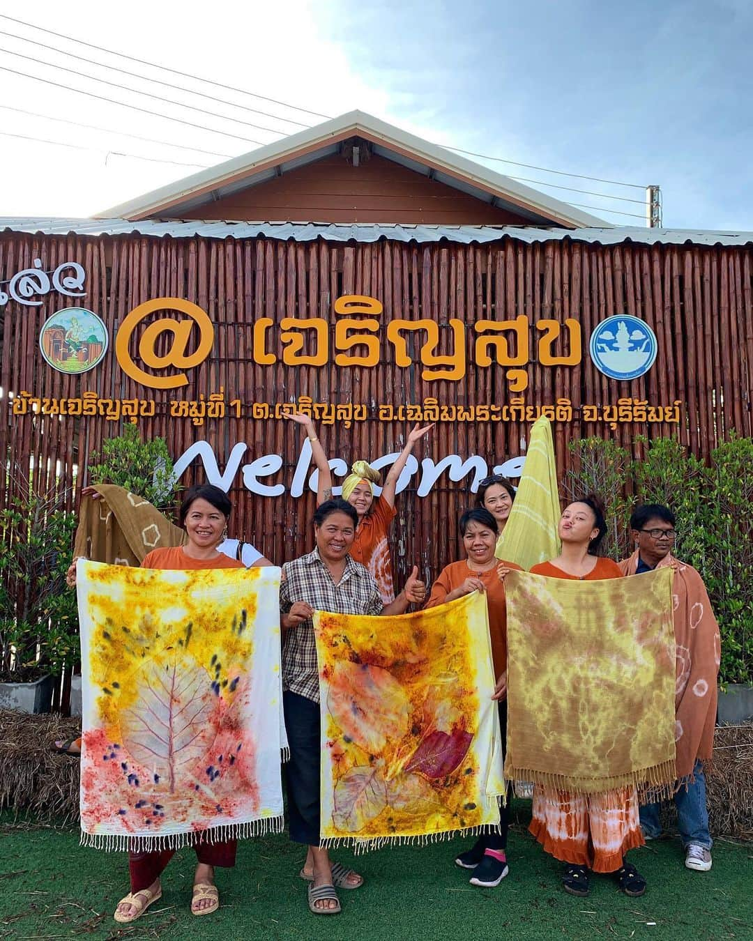 Amata Chittaseneeさんのインスタグラム写真 - (Amata ChittaseneeInstagram)「ECOPRINT  Exchanging knowledges with local community in Buriram province, Thailand 🌼🐝 -Pre mordant fabrics, flowers and leaves in Potassium Alum for 20 mins -arrange your design -secure it tightly  -steam for one hour and done!  ลอกลายใบไม้บนผ้า แลกเปลี่ยนความรู้กับกลุ่มทอผ้าภูอัคนี -แช่ใบไม้, ดอกไม้, ผ้าเส้นใยธรรมชาติในน้ำสารส้มเป็นเวลา 20 นาที -ออกแบบและเรียงใบไม้ตามสบายบนผ้า -ม้วนผ้าให้แน่นมากๆ และนำไปนึ่ง 1 ชั่วโมง   ✨ #ecoprint #bundledye #naturalcolour #teakleaf #pearypiegoesgreen」10月14日 11時11分 - pearypie