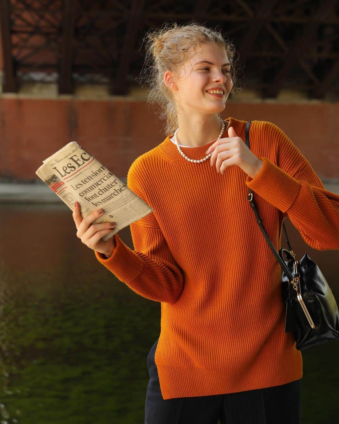 CLUÉLmagazineさんのインスタグラム写真 - (CLUÉLmagazineInstagram)「カラーニットは上品に、女性らしく💐 カジュアルにもレディなスタイルにもハマってくれる温かみのあるオレンジのニット。 レディな気分の日にはパールのアクセサリーやレザーのショルダーバッグを合わせてエレガントに着こなすのも素敵。 シンプルに一枚で着てもスタイルが成り立つ主役カラーのニットはこの秋のマストアイテムかも♡  from vol.53 P106 ・・・・・・・・・・・・・・・・・・・・・・・・・・ #cluel #クルーエル #cluelmagazine #クルーエル女子 #fashion #ファッション好き #おしゃれ #グッドガール #オレンジニット #レディ #パールネックレス #レディなバッグ  #シンプルが好き   こちらのアカウントもフォローしてね！ @cluel_homme @navys_magazine」10月14日 11時24分 - cluelmagazine