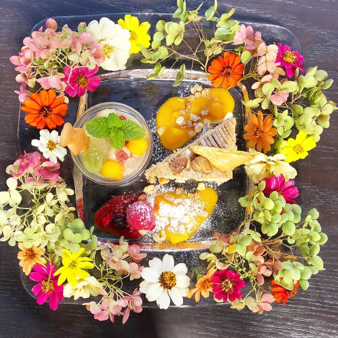 ALISAのインスタグラム：「前から話題で 行ってみたいと思っていた #桜moonカフェ に @salon_de_flora514 ちゃんが 連れて行ってくれた🚗♪ お花達が可愛いくて テンション上がった〜🌸 落ち込んでいたり パワーがない時は 人や物、場所から パワーってもらえるよね♡ @salon_de_flora514 ちゃんは 沢山パワーがあり 月1は必ず会う大好きな友人♪ また、よもぎ蒸しやレッスンなど 通いたいな♪ #岡崎カフェ#岡崎ランチ#岡崎習い事 #メイクアップアーティストの休日」