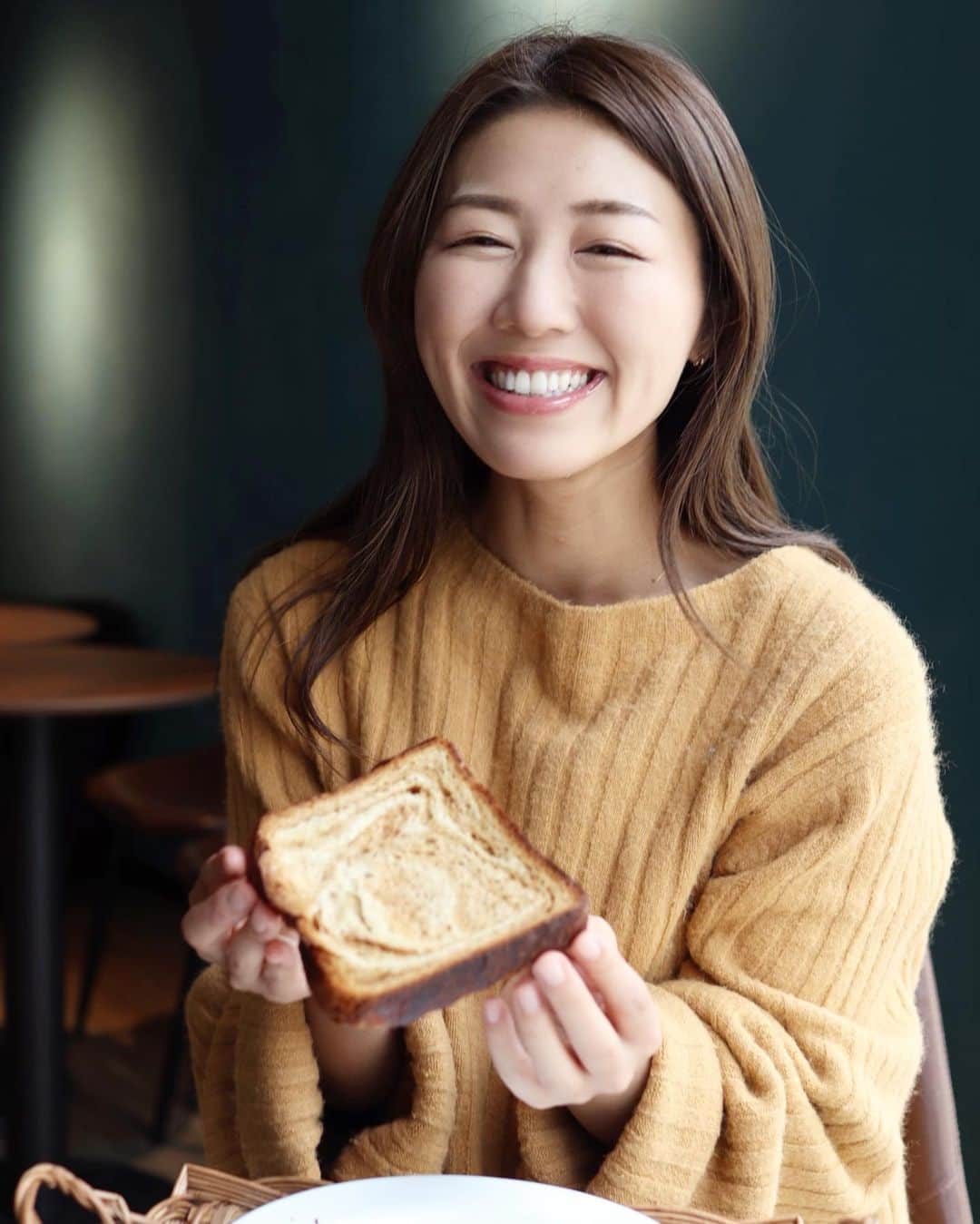 yuu sakuraiさんのインスタグラム写真 - (yuu sakuraiInstagram)「おはようございます♪ 今日の朝は、15種類のフレーバーがあるクロワッサン食パンの中からメープル味を選んで頂きました⭐︎  @kiyokamorimoto  クロワッサン生地なのに食パンなんめ面白い発想と思って取り寄せてしまった♪  オーブンで温めると、 香ばしさの中にバターの旨味とメープルの甘さがベストマッチ♪  届いたBOXの中に食パンが1枚ずつ丁寧に包装されていて、 そのまま冷凍して食べたいときに好きな味を選んで食べれるから、  忙しいお仕事をされている方も 家族でゆっくり迎える朝もとても便利ですね(^^)  届く方がワクワクするお取り寄せ食品⭐︎とても素敵だなと思います♪  味はね、 ・プレーン・レーズン・レモン・オレンジ・クルミ ・黒ごま・抹茶イチゴ・抹茶あずき・イチゴ・ブルーベリー ・シナモン・メープル・チョコレート・コーヒー・マロン  の味があったよ♪ みんなだったら何選ぶ⁇  今日も素敵な1日になりますように⭐︎  #kiyokamorimoto #キヨカモリモト #クロワッサン食パン #クロワッサン好き #おうちベーカリー #pr #トリドリベース #お取り寄せグルメ #クロワッサン #食パン #朝ごぱん」10月14日 11時23分 - food_yuu