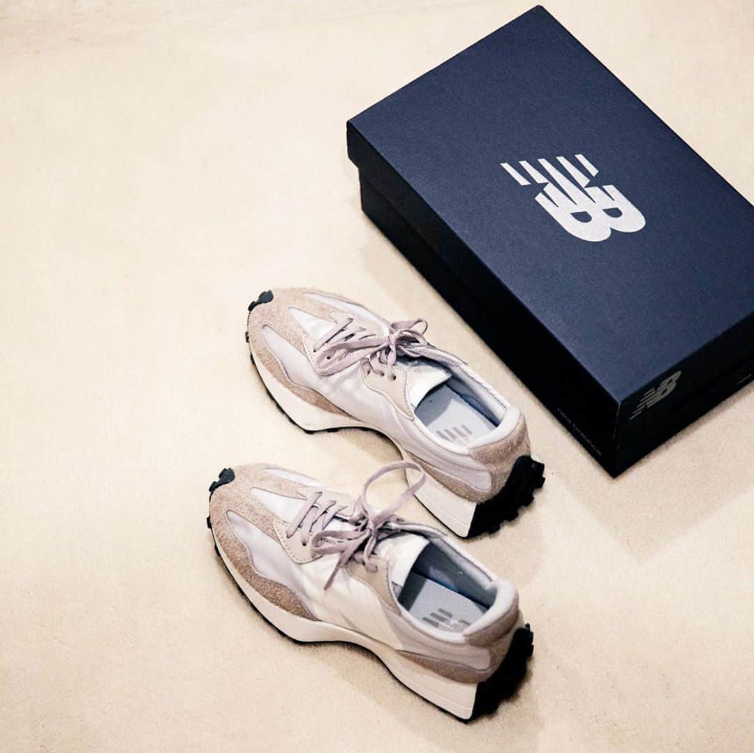 のインスタグラム：「Love my new @newbalance ❤︎ ストーリーで質問が多かったこのスニーカーは👟これだよー👟 軽くて歩きやすくて最近お気に入りなの✌️ このシェイプに一目惚れ❤️ #newbalance #327 #kicks #sneakers #shoes #love #fashion」
