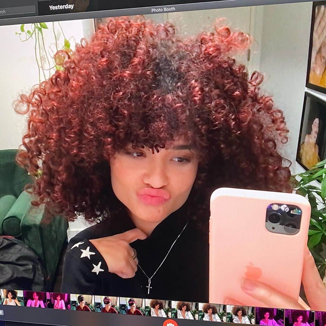 ダイアナ・ヴェラスのインスタグラム：「something new ? maybe ??? hmmm do we like 🧐🧐🧐」