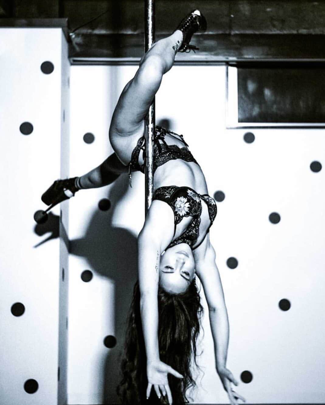 LuCyCoさんのインスタグラム写真 - (LuCyCoInstagram)「🦓  #poledance #polephoto  #showgirl  #ポールダンス  #柔らかくなりたい #柔軟 #オンラインレッスン  photo @mizuki_3000」10月14日 11時32分 - lucyco_blue