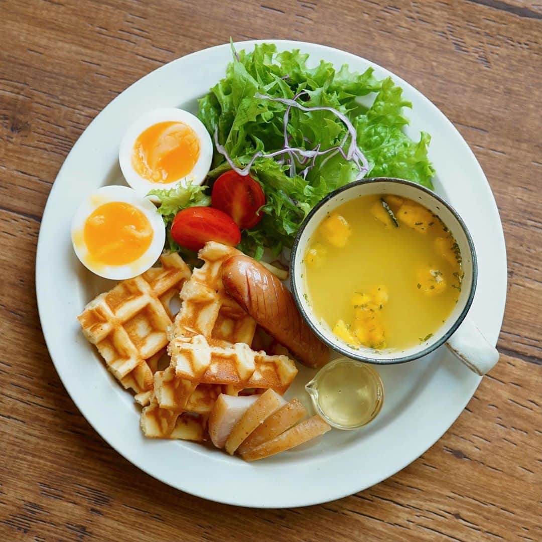 hirokoさんのインスタグラム写真 - (hirokoInstagram)「🌱2020.10.14（水）﻿ ✽.｡.:*・ﾟ #hiroponの朝ごはん﻿ ﻿ ワッフルとスープでいつもの朝ごはん﻿ ﻿ 今朝は#無印良品 のスープ﻿ 「かぼちゃとさつまいものポタージュ」﻿ お湯を注ぐだけ....﻿ これが簡単で美味しくてハマってます！﻿ って言うほどハマってないけど💦 ﾊﾊ﻿ 最近のドライフーズは美味しすぎる〜﻿ ﻿ menu📝﻿ ▪︎ ワッフル﻿ ▪︎ かぼちゃとさつまいもポタージュ﻿ ▪︎ ゆで卵﻿ ▪︎ シャウエッセン﻿ ▪︎ グリーンサラダ﻿ ▪︎ アップルソテー🍎﻿ ﻿ ﻿ そしてワッフルには#蜂蜜 🍯﻿ @triploot.honey #トリプロット さんの﻿ 🇮🇹『#イタリア産プレミアム蜂蜜 』﻿ ﻿ イタリア産蜂蜜100%🍯﻿ イタリアの養蜂農家から直送された﻿ 貴重で純粋な蜂蜜で﻿ 国内工場で丁寧に低温充填してるそうです﻿ 花のアロマを生かした濃厚な#ハチミツ です﻿ ﻿ 今回ワッフルに使ったのは﻿ 「シトラスハチミツ」﻿ レモンやオレンジなどの柑橘系の花々の蜂蜜﻿ その名の通り...﻿ フルーティーであっさりした甘み﻿ でも蜂蜜の甘さはしっかり！﻿ 「これは美味しい😋ﾍﾟﾛｯ」﻿ ﻿ 蜂蜜って本当！ ﻿ 花によって全然味が変わるから不思議....﻿ あと2種類の蜂蜜﻿ どんな味なのか楽しみ〜😆﻿ ﻿ ﻿ ﻿ ﻿ .........The end 🍽﻿ #triploot #しっかり食べるダイエットごはん #hiroponのワンプレートごはん #朝ごはん #朝時間 #インスタフード #おうちごはん通信 #おうちごはんLover #くらしメイド #フーディーテーブル #マカロニメイト #デリミア #デリスタグラマー #バランスの良い食事 #てづくりごはん365 #うちのシェフ #snapdish #macaroni #locari_kitchen #lin_stagrammer オリーブノートアンバサダー #ヨムーノメイト #モーニングプレート ﻿ #muji #無印良品のある生活 ・」10月14日 11時35分 - hiropon0201