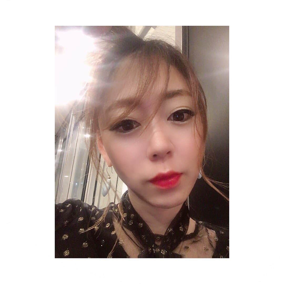 柴田幸子さんのインスタグラム写真 - (柴田幸子Instagram)「自分が、だいぶ先取りの Xmasプレゼント🎁みたいな服着てた日🐡😂💨  明日こそ前髪切りますーー。切るーーー‼️」10月14日 11時39分 - shibata_sachiko