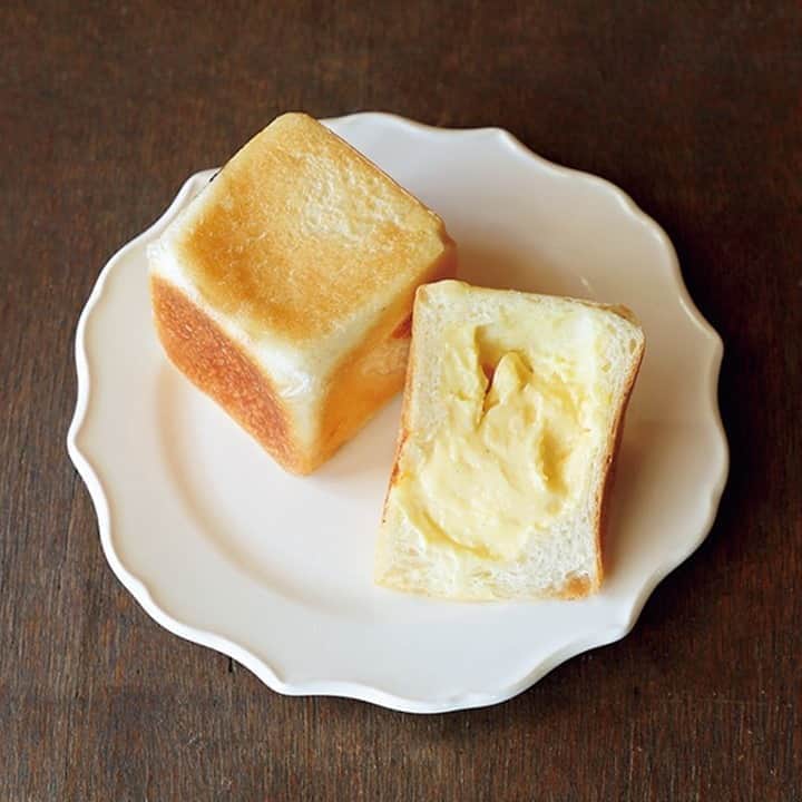 のインスタグラム：「【奄美のおもちかえりグルメ】⠀ 食べ歩きやお土産にもぴったりな、奄美の土地の恵みをテイクアウト。2015年のオープン以降、地元の人たちがひっきりなしに訪れる「晴れるベーカリー」。なかでも人気なのが、平飼いの有精卵をたっぷりと使ったクリームパンだ。⠀ photo : @mihokakuta⠀⠀ #figarojapon #フィガロ11月号 #ニッポンの小さな旅へ。 #旅 #日本旅 #奄美大島 #鹿児島 #晴れるベーカリー #クリームパン」