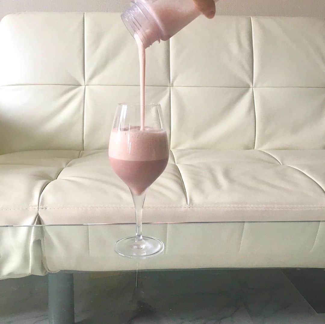のインスタグラム：「▶︎肌寒くなってくると ココアが飲みたくなって スムージーもココア味を買ってしまいました ✨ : : : 美味しい 💭✨ : : : 朝は抜いてしまうと 一日の基礎代謝が下がり、 太りやすい体質になるので、 なるべくとれるようにしましょうね✨ : : 1日食べすぎても、食事のリズムを 習慣化できていればすぐに戻りやすいです👨🏻‍🍳 : : もう何種類のスムージーを 飲んできたことか😯w : : お気に入りがみつかるまで 色々試してみたいです☺️✨ : : #朝専用スムージー  #ダイエットスムージー #スムージーレポ  #粉末スムージー  #ダイエット #置き換えダイエット #美容スムージー #美容スムージーレポ」