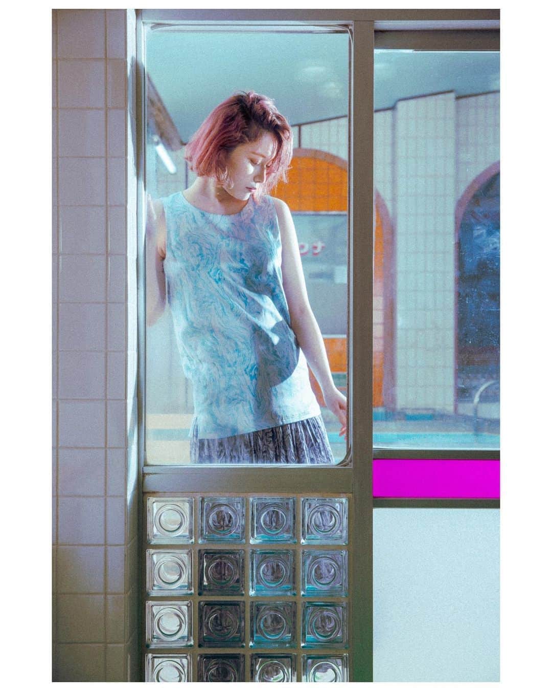 木村華子さんのインスタグラム写真 - (木村華子Instagram)「自粛期間入る前に撮影していた大好きなメンバーでの作品撮影。 ドリーミング銭湯。 ・ model: @sakurayokose  hair&makeup: @caolila_lie (CAOLILA) stylist: @kokichiwa (CEDARWOOD) Special Thanks!!! @kamigatabeer  ・ ・ ・ #photo #portrait #photography #photoshoot #photooftheday #photo_jpn #photographer #love #model #ig_portrait #makeup #fashion #fashiongram #pinkhair #stylist #fashionphotography #モデル #被写体 #人物写真 #ファッション #ファッションモデル #ポートレート #ヘアメイク #髪型 #スタイリング #撮影 #一眼レフ #カメラマン #フォトグラファー #木村華子」10月14日 11時55分 - hanako_kimura_days