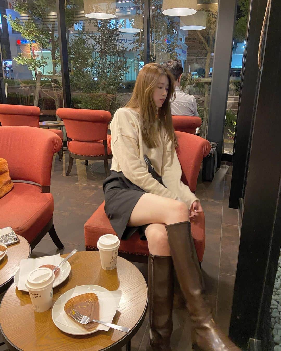 i am aiのインスタグラム：「☕️🤎 ㅤㅤㅤㅤㅤㅤㅤㅤㅤㅤㅤㅤㅤ half ptにlong bootsのバランスが すごくタイプなコーデでした ㅤㅤㅤㅤㅤㅤㅤㅤㅤㅤㅤㅤㅤ ハーフニットはこのゆるさと丈のバランスが絶妙で🤭 #ご予約は本日で受付締切となります #おかわなアイテムもりもりですので是非ご覧ください 🤍 ㅤㅤㅤㅤㅤㅤㅤㅤㅤㅤㅤㅤㅤ」