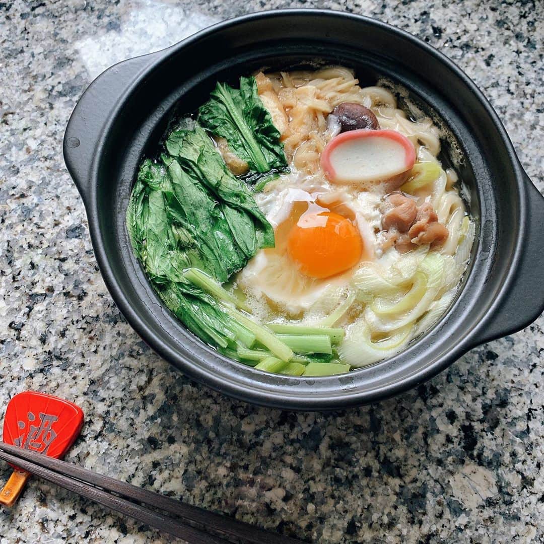 のインスタグラム：「今日は鍋焼きうどんを☺️野菜もたっぷり入れて、あとは鶏肉、椎茸、生姜、油揚げ、かまぼこ。最後に卵を落とし完成ね✌️ 冬になったら大活躍だ☺️ . . #food#instafood#foodstagram#cooking#udon#home#lunch#おうちごはん#昼ごはん#ランチ#鍋焼きうどん#うどん#健康ごはん#はなこ飯」