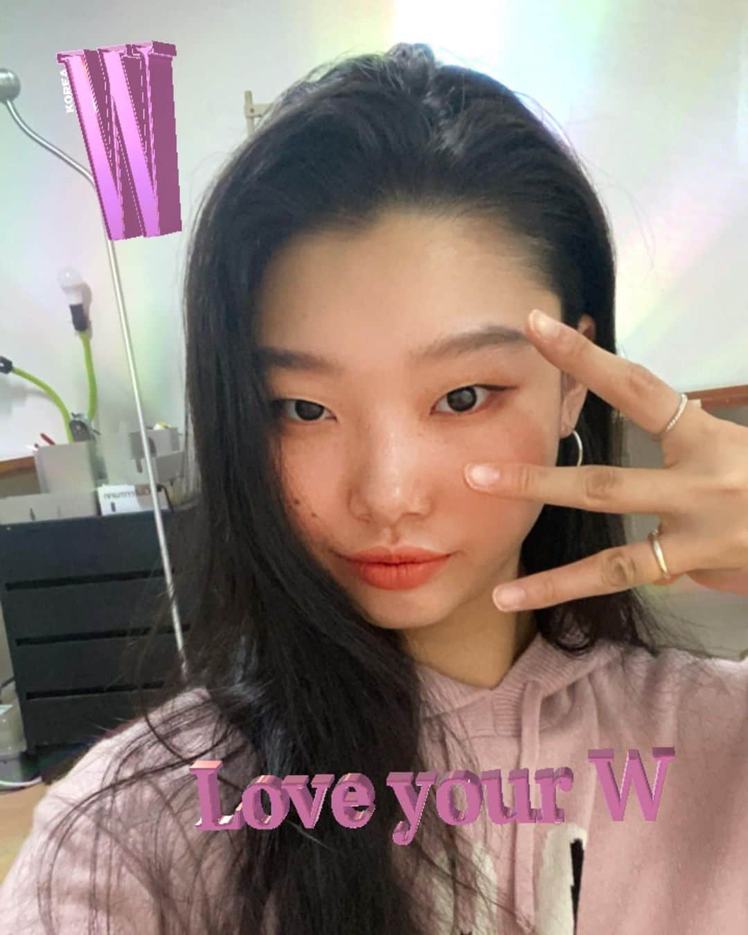 ペ・ユニョンさんのインスタグラム写真 - (ペ・ユニョンInstagram)「Love Your W ✨💗🧚🏼‍♀️ - 더블유 코리아 에서 #유방암인식향상캠페인 을 위한 필터를 만들었어요 !  필터를 사용해서 영상을 찍어 아래의 해시태그들과 @wkorea 계정 태그 후 피드에 올려 주시면 추첨을 통해 '여성암 특화 정밀 건강검진 (50만원 상당)’ 의 기회를 50명에게 선물로 드린다고 하니 모두들 이쁜 필터로 영상도 찍고 검진 기회도 함께 노려봐요💞💖💫  #LoveYourW #유방암인식향상캠페인 @wkorea」10月14日 12時02分 - mulan_bae