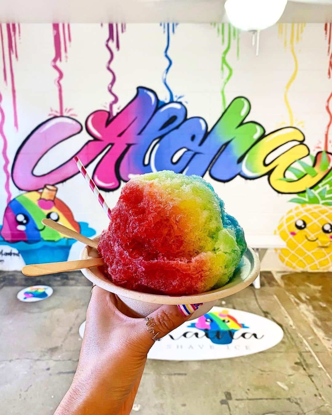 のインスタグラム：「🧡🍧💗🍧🧡 ・ 食も充実しているHawaii。 たくさんのカフェがあって カフェ巡りをするのも大すきなの🥰💗 ・ まとめ機能を使って おすすめカフェをまとめてみたので ぜひ見てみてね♡ たくさんありすぎて、、 載せきれてないものもいっぱいある。 ・ たくさんの綺麗な景色があって 食も充実していて ショッピングもたくさん出来るHawaii。 やっぱりHawaiiは最高だなん🥺💗 ・ #hawaii#islandofoahu#oahu#ハワイ#trip #オアフ島#travel#loco_hawaii#travel_jp #funtorip#タビジョ#旅MUSE#genic_travel #genic_mag#たびねす#旅行#genic_hawaii #lahainashaveice#shaveice#ワイキキ#food #waikiki#honolulu#sweets#ice#oahuhawaii #tabijyomap_hawaii#lealeahawaii#2020」