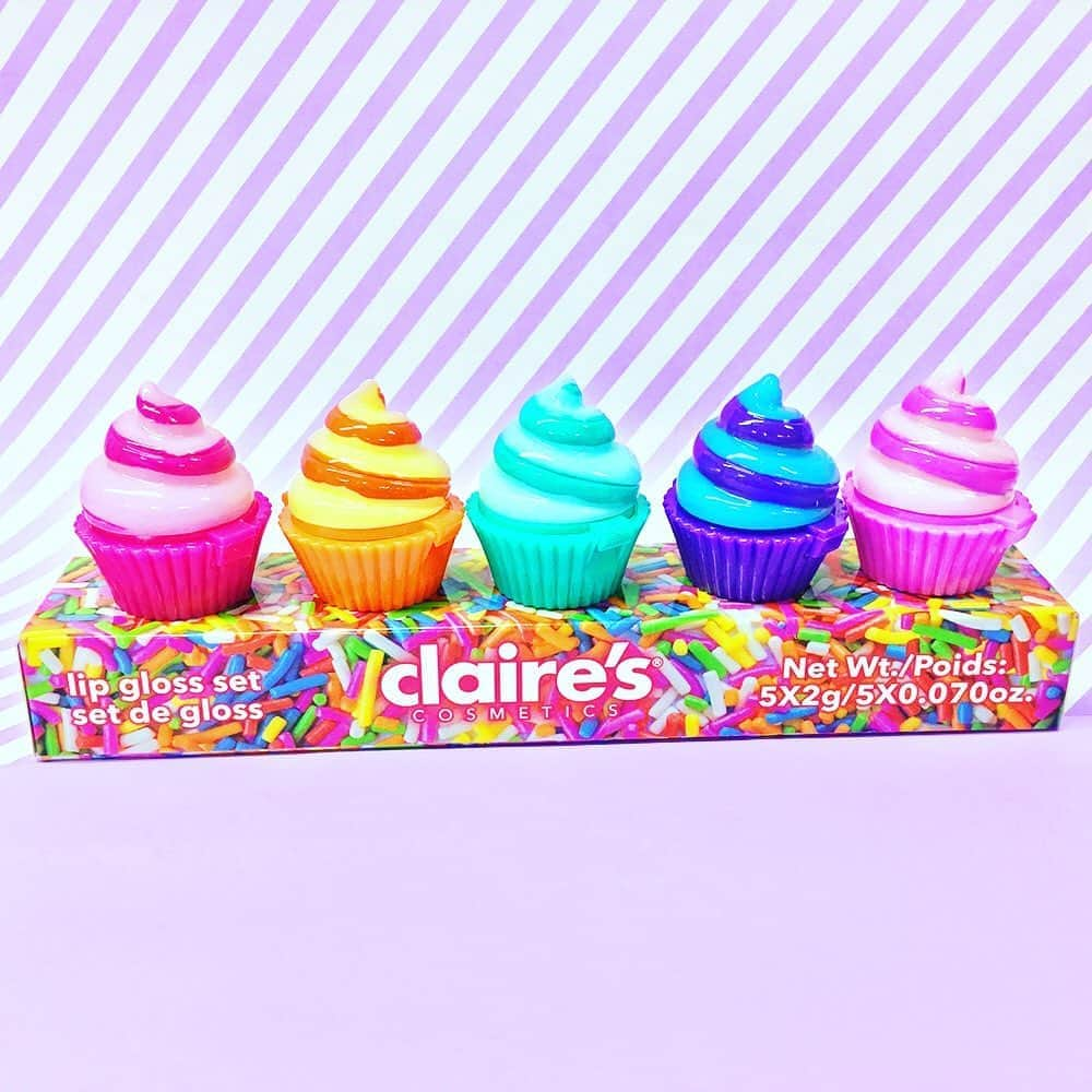 クレアーズのインスタグラム：「クレアーズオリジナル✨コスメ✨カップケーキ🧁リップグロス💕セット💜 . とにかくもぉ、可愛い😍💕 見て見てーっ💜🧁 眺めてるだけでhappyな気分✨ . 5コセットだから、友達とシェアしてもいいし、その日の気分によって好きなカラーを選ぶのもいいし、撮影小物やインテリアとしてもオススメ😆 プチギフトにもいかが？？？ . ポーチの中でもかさばらないミニサイズだから、お出かけに一緒に連れて行ってほしいなぁ🧁🍬 . 【1500円＋税】 . #claires #fashion #kawaii #クレアーズ #ファッション #カワイイ #accessory #アクセサリー #トレンド #おしゃれ #japan #JapaneseGirl #プチプラ #リップグロス #リップグロスセット#カップケーキ#カップケーキ部 #カップケーキ雑貨#コスメ#お揃い#お揃いリップ#スイーツ雑貨#スイーツコスメ#スイーツ写真」