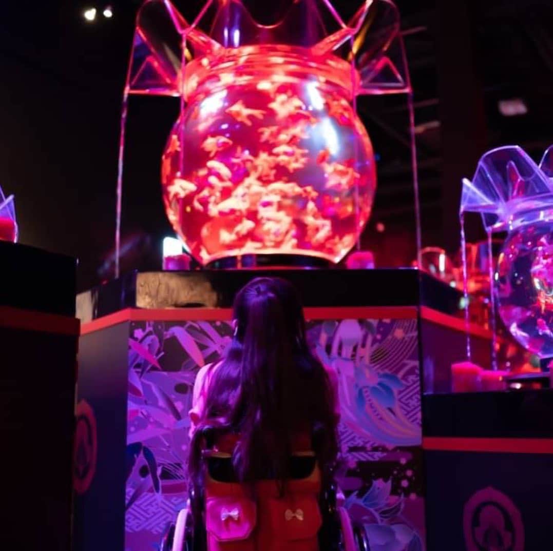 麻生真里さんのインスタグラム写真 - (麻生真里Instagram)「アートアクアリウムに行ってきたよ♡art aquarium.Collaboration between fish and projection mapping in Nihonbashi. カメラマンKurageさん #portrait #portrait_star #portraits_ig #portrait_shots #likes #portrait_universe #wheelchairgirl  #wheelchairbarbie #モデル #作品撮りモデル #麻生真里 #写真が好きな人と繋がりたい #写真撮ってる人と繋がりたい #タレント #シンガー #車椅子女子 #車椅子ユーザー #被写体 #ポートレートモデル #ポートレート #カメラマンさんと繋がりたい #アートアクアリウム #アートアクアリウム美術館 #アートアクアリウム日本橋 #artaquarium #福祉アイドルユニット #artaquariummuseum #福祉アイドル」10月14日 12時17分 - mariaso_official
