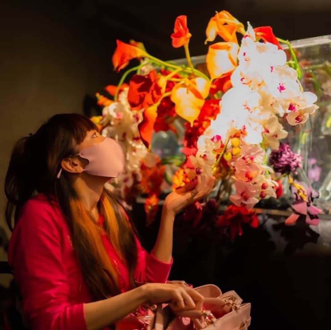 麻生真里さんのインスタグラム写真 - (麻生真里Instagram)「アートアクアリウムに行ってきたよ♡art aquarium.Collaboration between fish and projection mapping in Nihonbashi. カメラマンKurageさん #portrait #portrait_star #portraits_ig #portrait_shots #likes #portrait_universe #wheelchairgirl  #wheelchairbarbie #モデル #作品撮りモデル #麻生真里 #写真が好きな人と繋がりたい #写真撮ってる人と繋がりたい #タレント #シンガー #車椅子女子 #車椅子ユーザー #被写体 #ポートレートモデル #ポートレート #カメラマンさんと繋がりたい #アートアクアリウム #アートアクアリウム美術館 #アートアクアリウム日本橋 #artaquarium #福祉アイドルユニット #artaquariummuseum #福祉アイドル」10月14日 12時17分 - mariaso_official