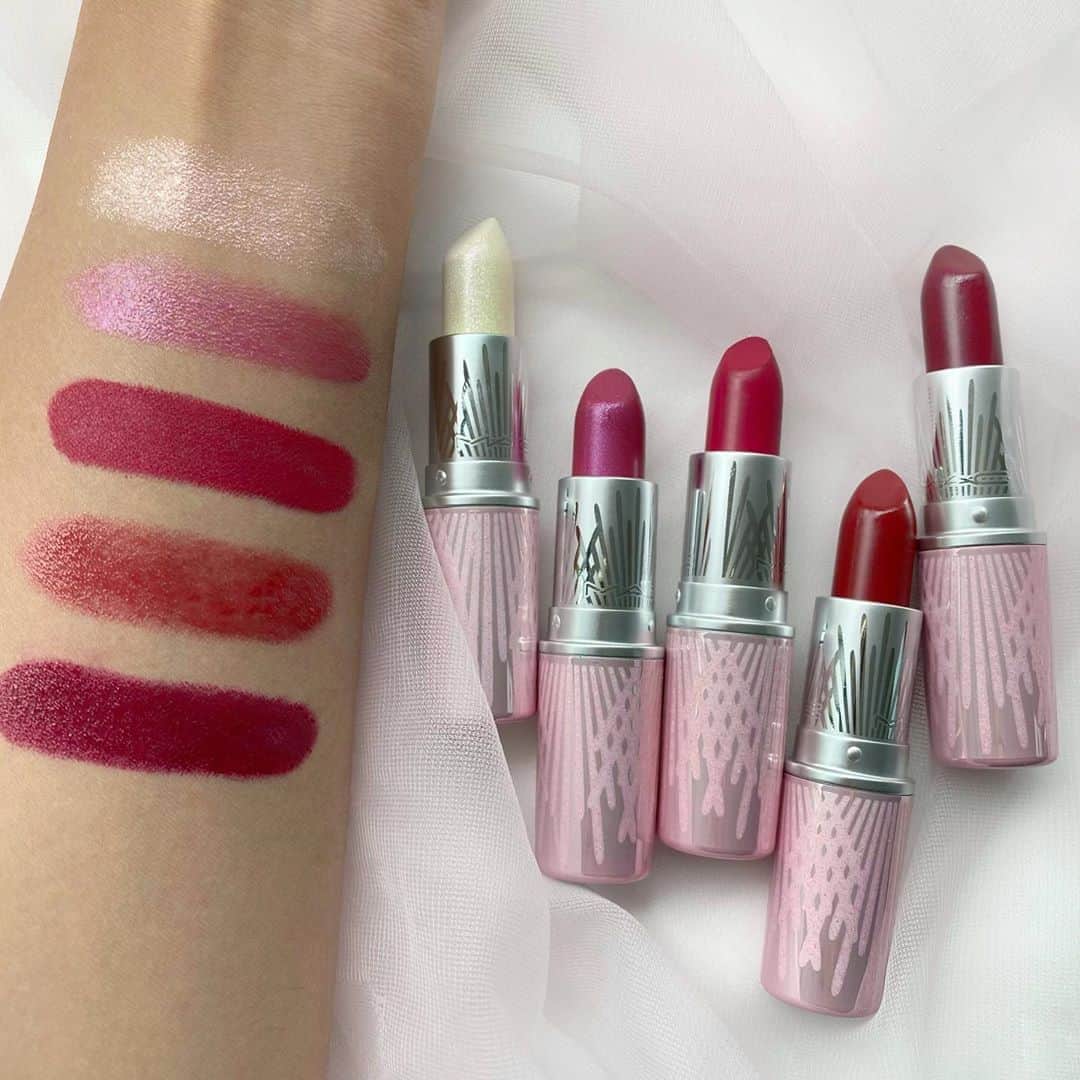 M∙A∙C Cosmetics Japanのインスタグラム：「ホリデーメイクを華やかに彩るリップ﻿💄どんなメイクと合わせて楽しむ？﻿スワイプして、全色付け比べをチェック👉💋﻿ #MACクリスマスコフレ2020﻿ #MACHoliday #MACFrostedFirework ㅤ ＊リップスティック﻿ ① アウト ウィズ ア バング﻿ ② アイス, アイス ベイビー!﻿ ③ #スノーフィルター﻿ ④ ハート ゴーズ ブーム﻿ ⑤ ワンス ビッテン, アイス シャイ﻿ ㅤ Regram from @mac_isetan.shinjuku #MACCosmeticsJapan #MACコスメ#MACCosmetics #コスメ #メイク #ホリデー #コフレ #クリスマスコフレ #クリスマスコフレ2020 #ホリデーシーズン #クリスマスプレゼント #メイク動画 #コスメ好き #メイクアップ #ホリデーコフレ#MACリップ#リップ#リップメイク#リップスティック#ボリューム#ぷっくり#マットリップ#リップマニア」