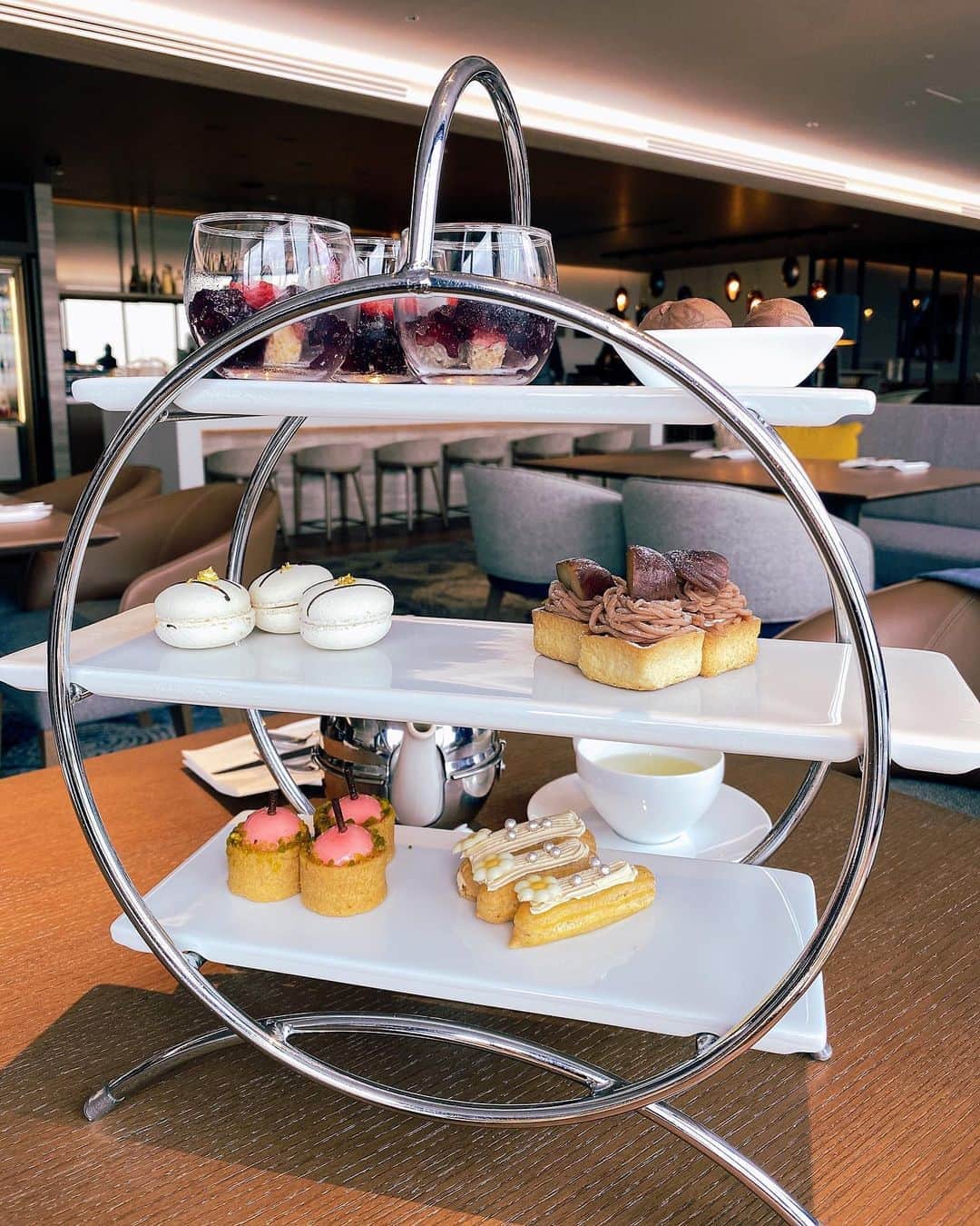 のインスタグラム：「Afternoon tea☕️ ふいに出てきたのでびっくり🥰 嬉しい💕 ランチ食べた後だったけどペロリと、完食😌👏🏻✨  #afternoontea #アフタヌーンティー #インターコンチネンタル横浜pier8 #intercontinental #みなとみらい #photo #likeforlikes  #photooftheday #instagood #igers #좋아요 #写真好きな人と繋がりたい #여행 #sexy #followｍe #follow #instalike #photooftheday ﻿ #dessert #eat #yummy #food #gourmet  #happy #グルメスタグラム #instafood #foodstagram #sweets #lounge #clublounge」