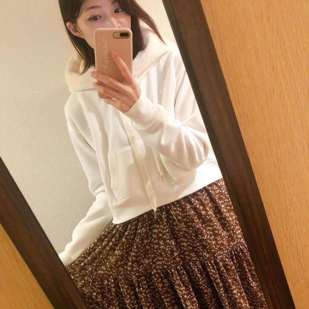 森田紗英さんのインスタグラム写真 - (森田紗英Instagram)「_ 気付いているいるかもしれませんが 私パーカー好き人間なんですよ◎ _ サイズ感がピッタリくるやつと なかなか巡りあえないから あえた時はとても嬉しい！🙆‍♀️ _ フードのボリュームあるものが とても好きで、、！ これから寒くなるし、ボアフード最高！ ボアフード？合ってるのかな？笑 ファーフード？笑笑 かわいい。 そして、丈が短めだから ワンピースとの相性が最高でした◎ _ _ _ #ootd #micoameri #gd #pr #likes #autumn #winter #cute #parker  #ミコアメリ #プチプラ #白パーカー #ワンピとの相性」10月14日 12時13分 - moricoff